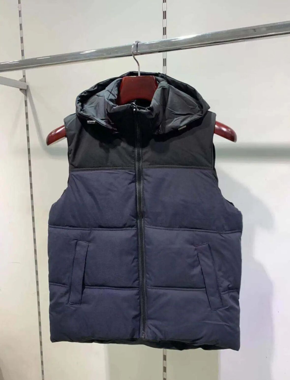 Wholesaler Forbest - Sleeveless puffer jacket with hood