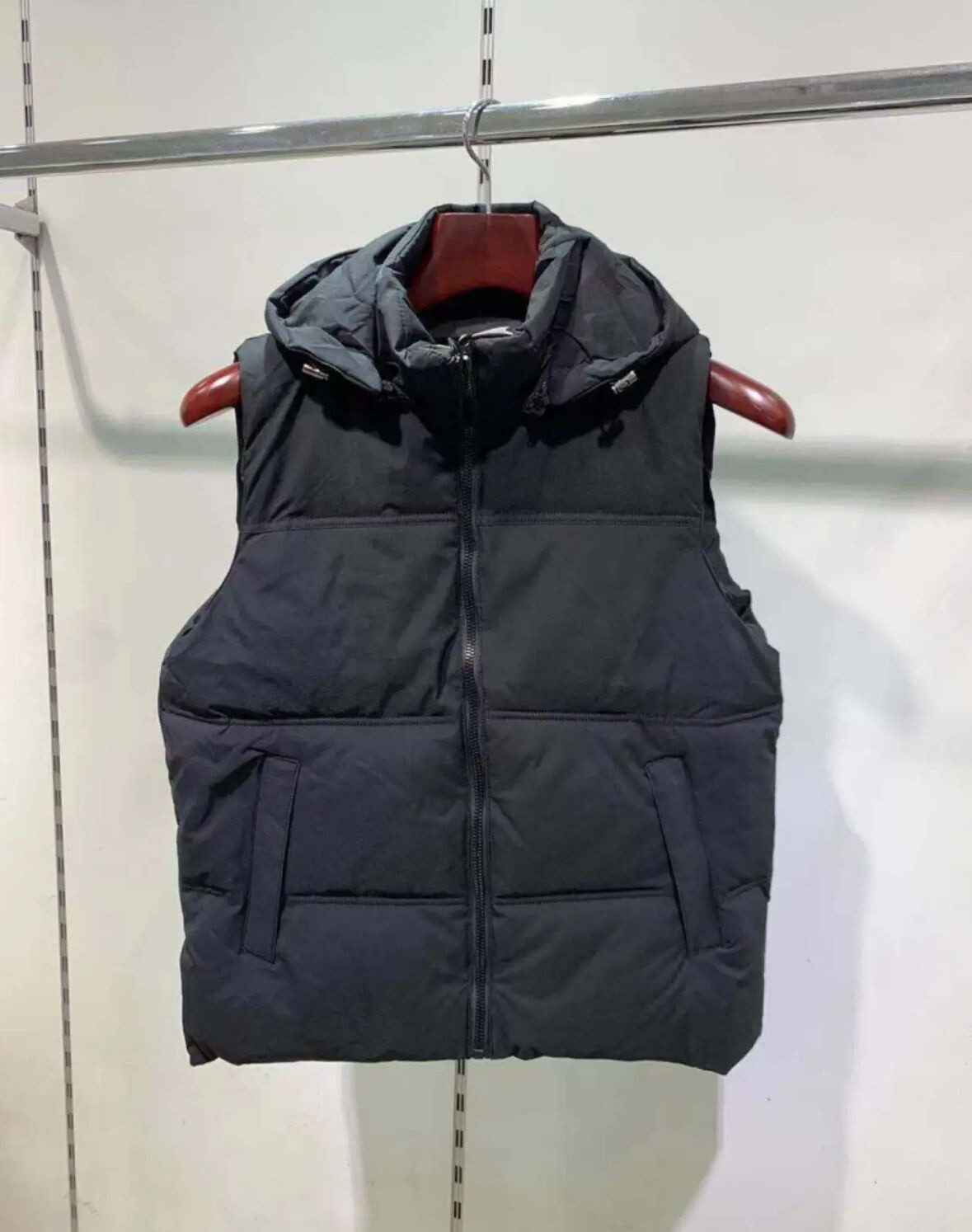 Wholesaler Forbest - Sleeveless puffer jacket with hood