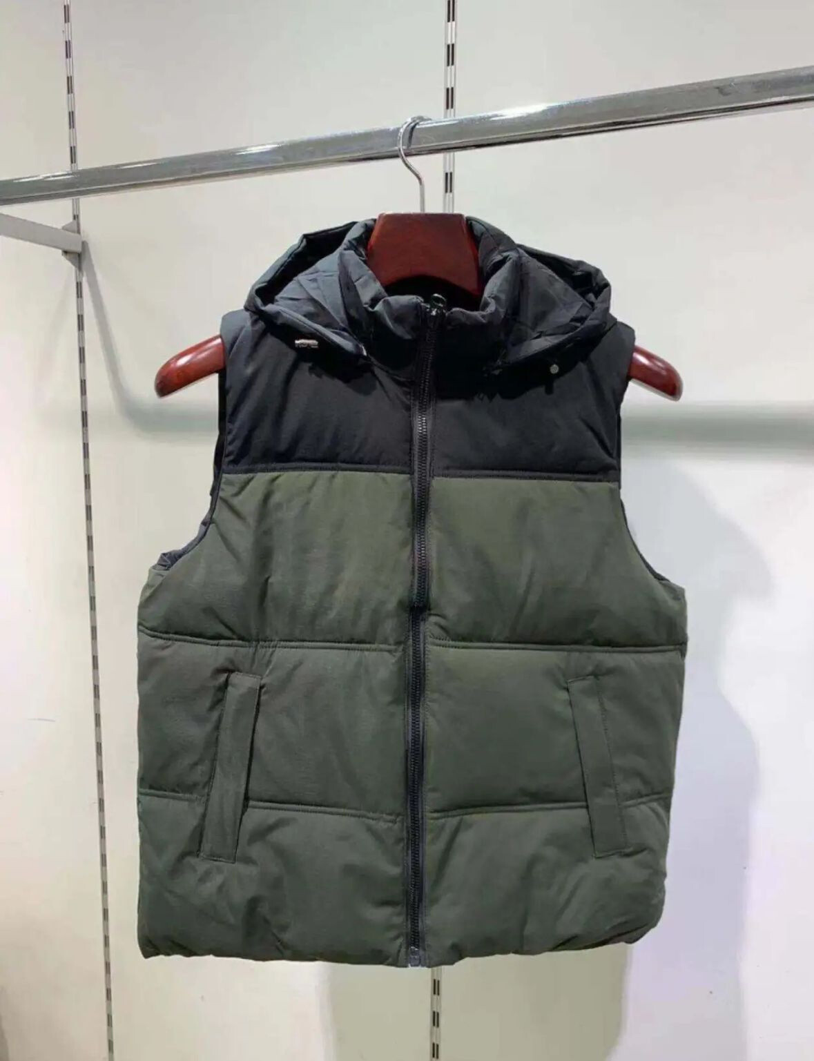 Wholesaler Forbest - Sleeveless puffer jacket with hood