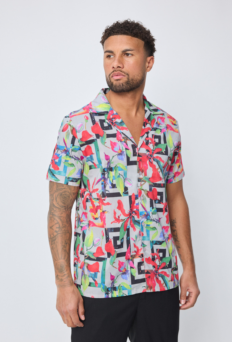 Mayorista Frilivin - Camisa de manga corta con estampados abstractos.