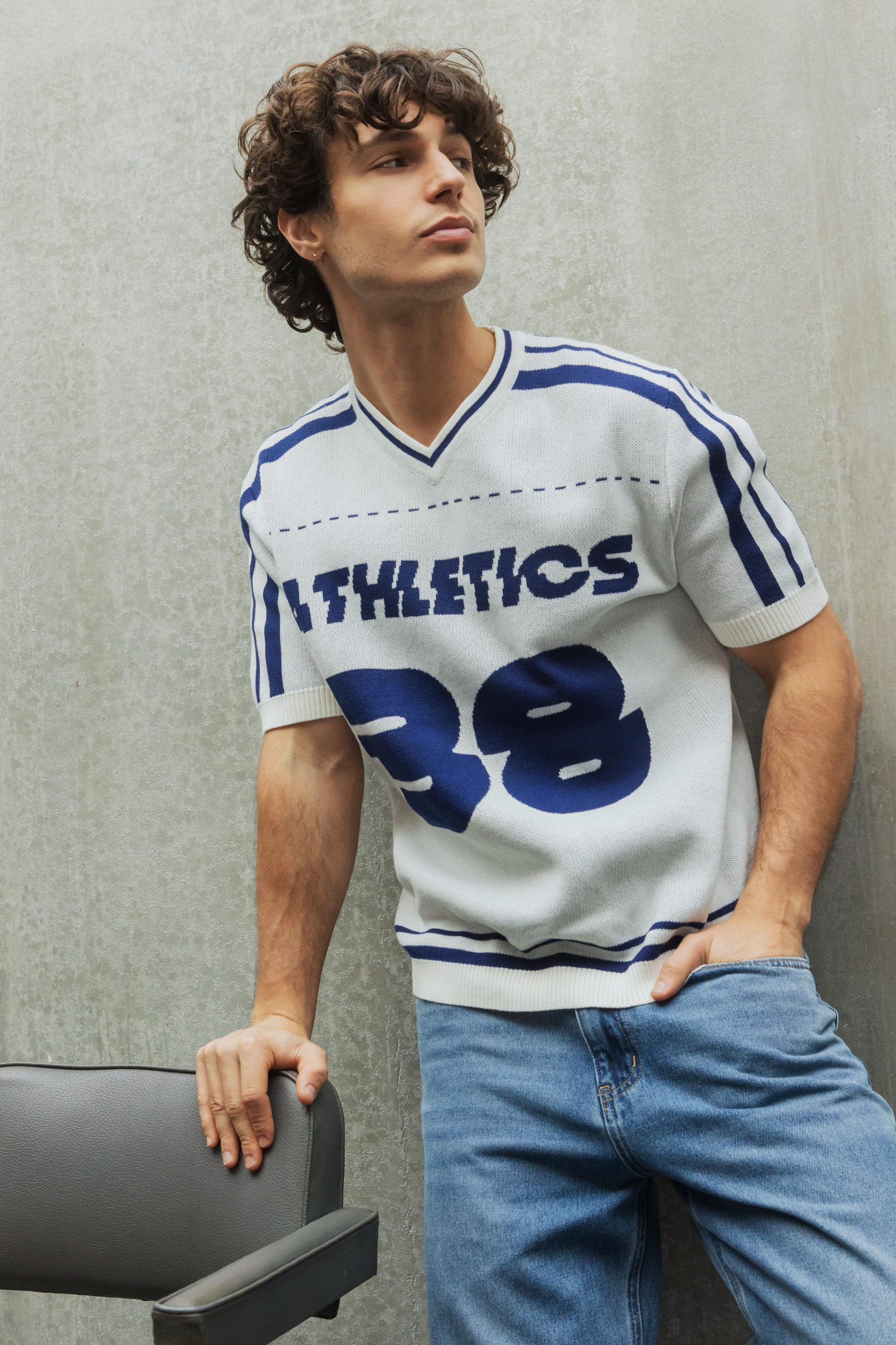 Großhändler Frilivin - Sportliches V-Ausschnitt-T-Shirt mit Aufdruck.