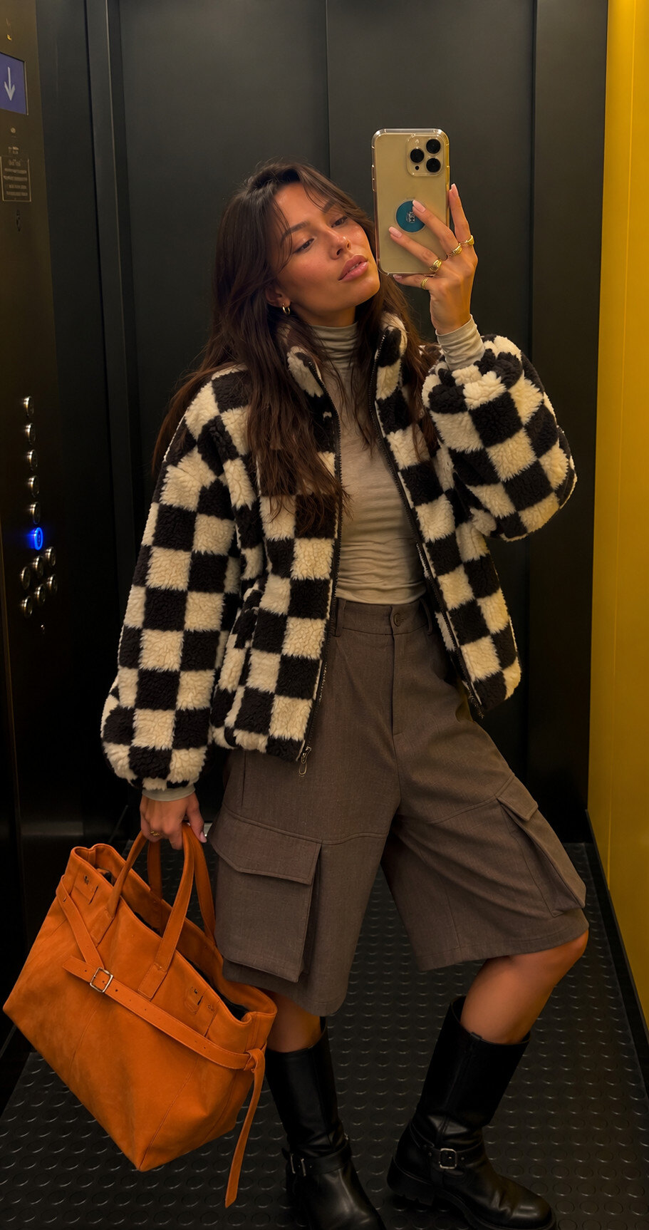 Mayorista Garçonne - Chaqueta oversize de pelo sintético rizado a cuadros burdeos y crudo, con cuello alto, cierre de cremallera y bolsillos laterales.