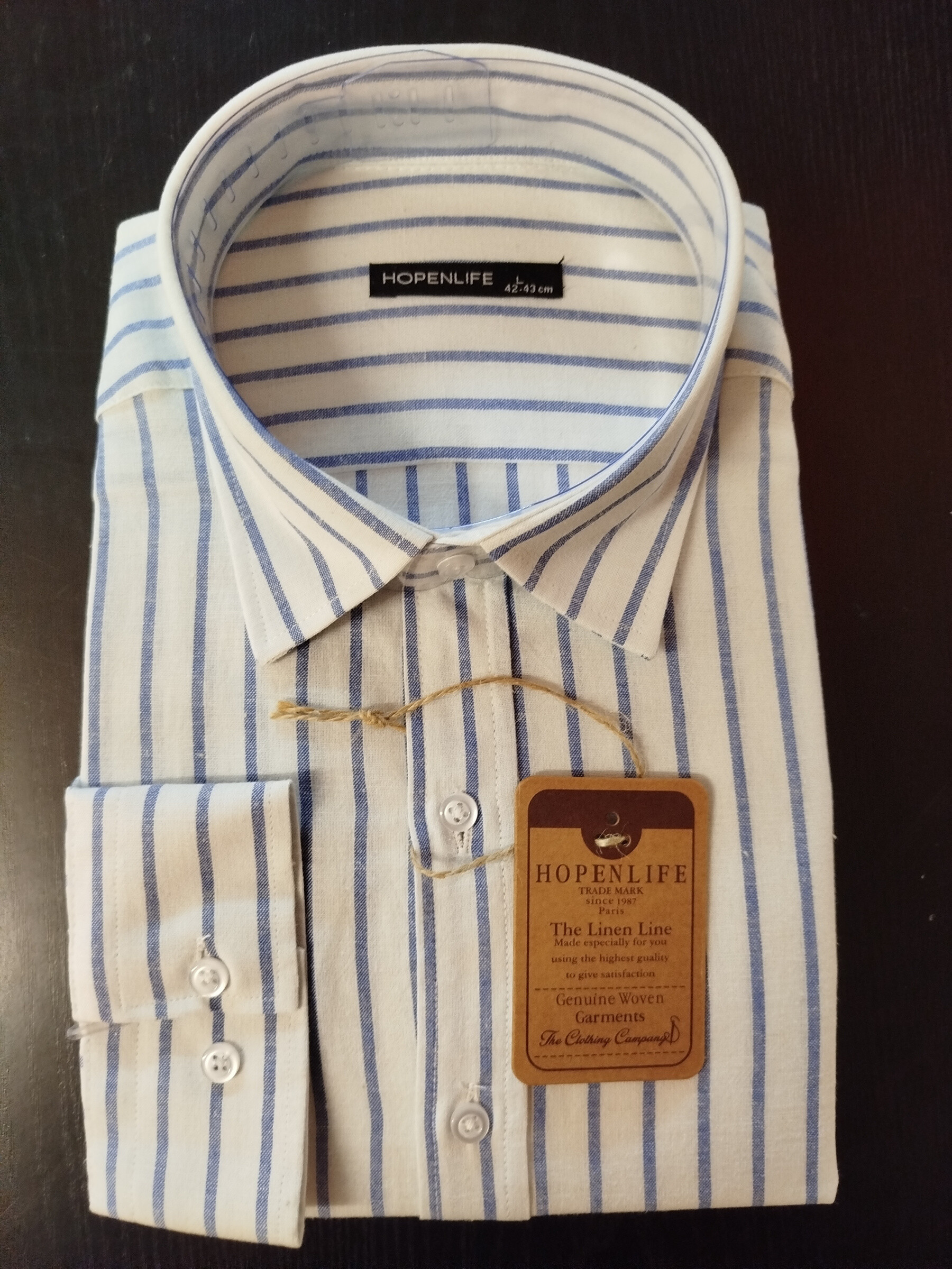 Long-sleeved striped shirt - cotton & linen

Premium material: blend of cotton and linen for optimal comfort and good breathability.

Elegant style: discreet stripes for a modern and refined look.

Classic collar: versatile, ideal for a formal or casual style.

Tailored fit: designed to enhance the silhouette while providing ease of movement.

Versatile: perfect for the office, outings, or a chic everyday look.

Quality finish: reinforced seams and detailed work for increased durability.