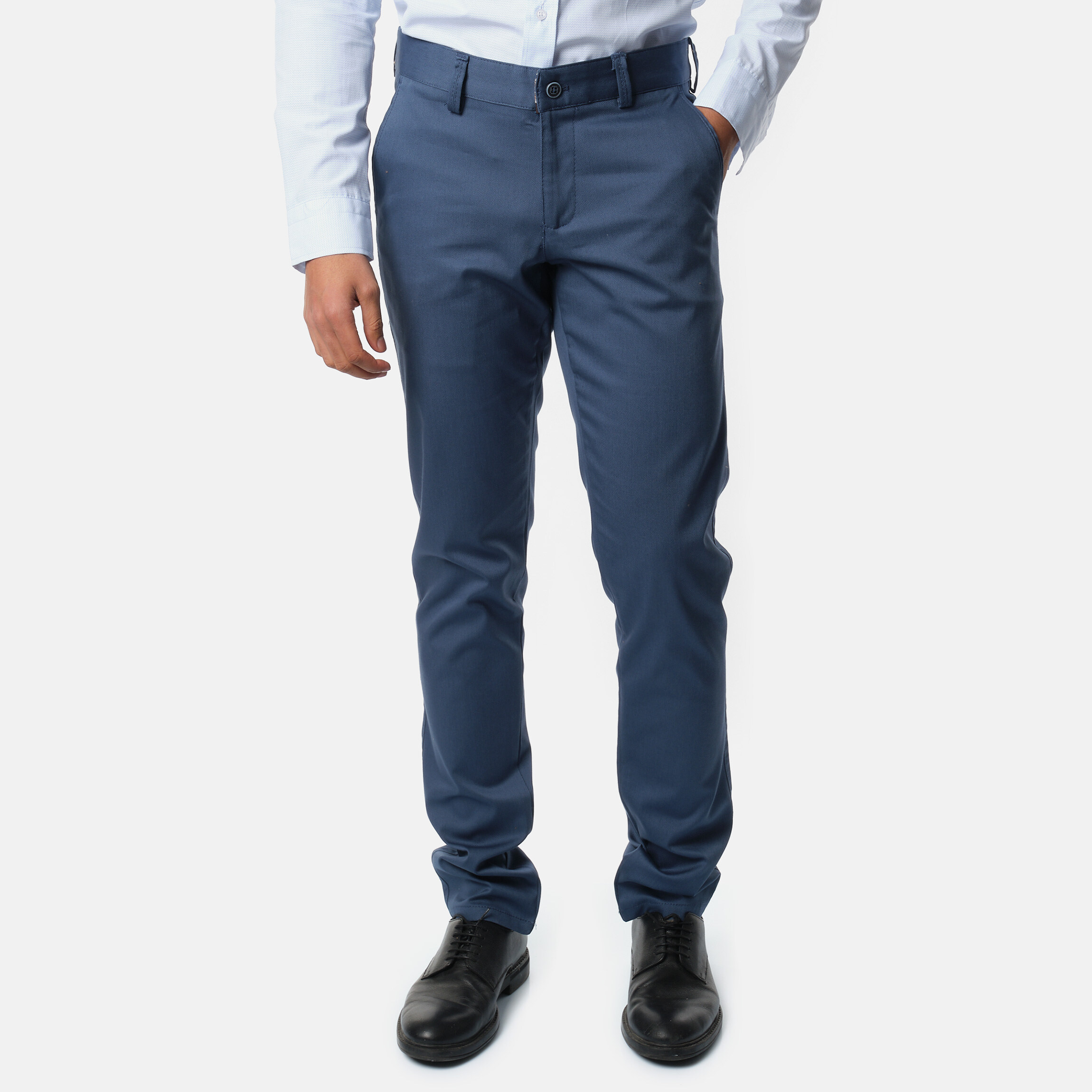 Pantalon habillé uni, coupe moderne et élégante.
Confection en coton,et élasthanne pour un confort optimal.
Fabriqué avec soin en Turquie.