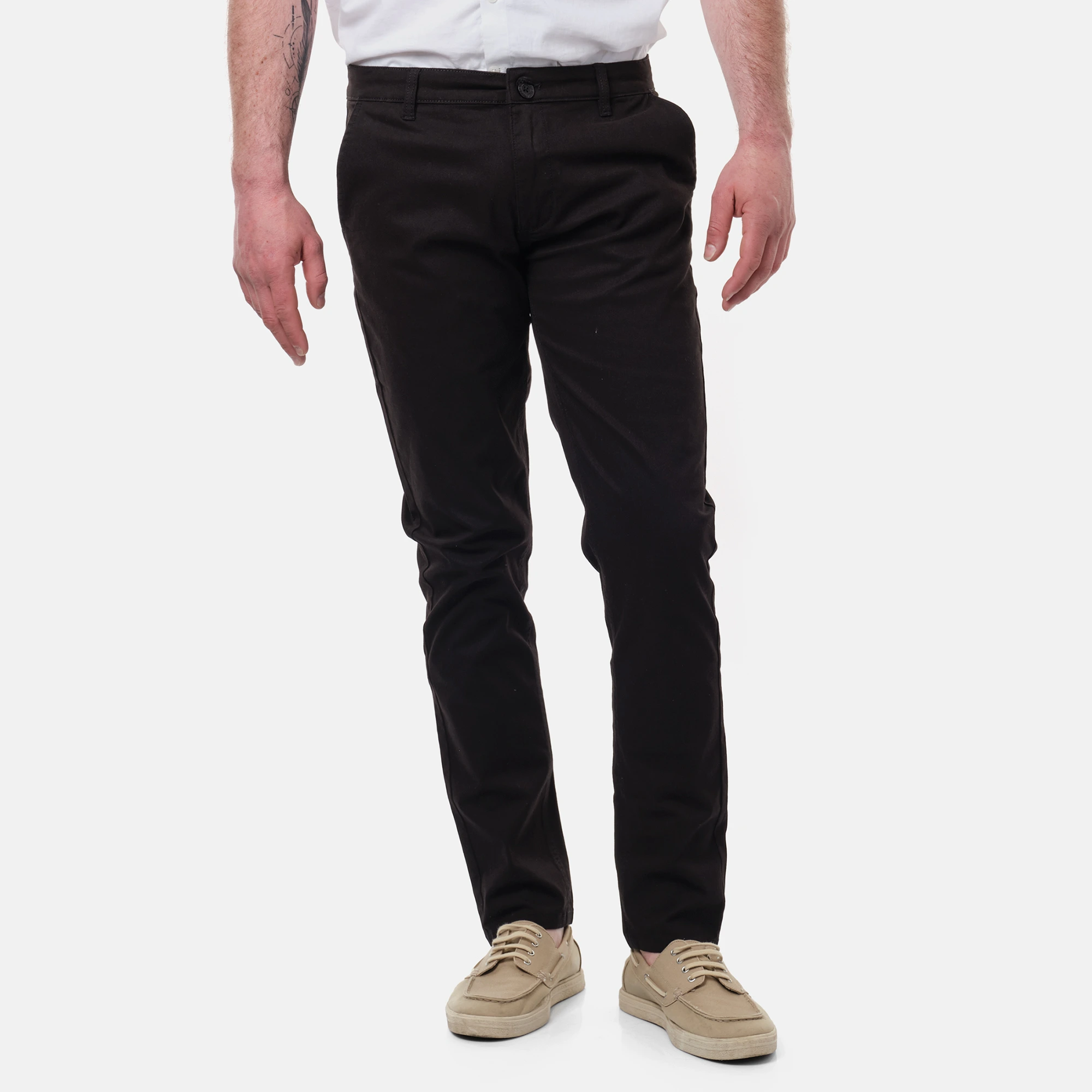 Ce pantalon chino uni avec es poches italiennes est conçu en coton et élasthanne, offrant à la fois confort et souplesse. Sa coupe classique et ses cinq poches pratiques en font un choix idéal pour un style élégant et décontracté, tout en restant fonctionnel au quotidien.