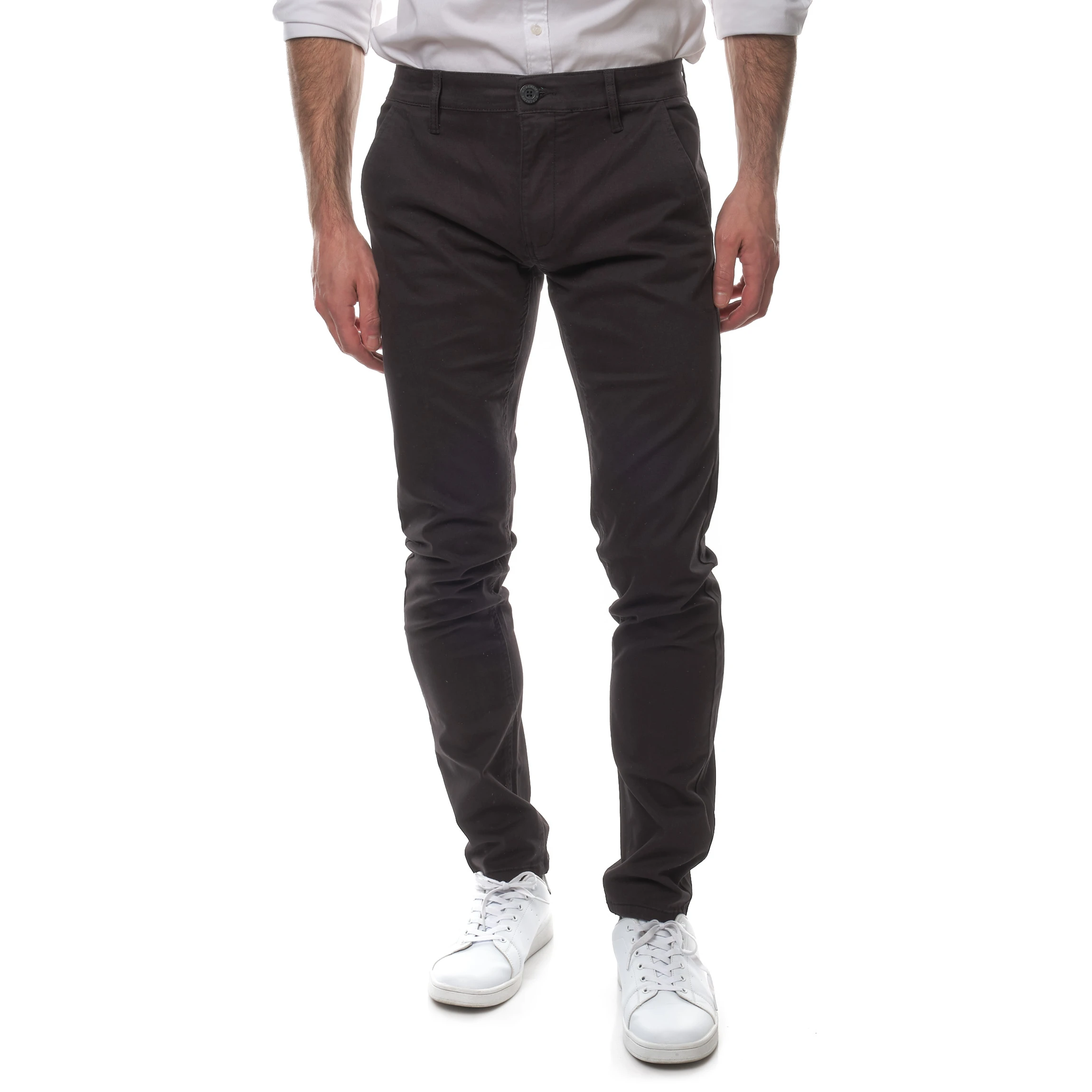 Découvrez notre pantalon chino pour homme, un essentiel de votre garde-robe. Avec ses poches italiennes et son design uni, ce pantalon offre une élégance intemporelle. Fabriqué en coton avec une touche d'élasthanne, il combine confort et style. Disponible dans des vraies tailles, vous êtes assuré de trouver la coupe parfaite pour vous. Confortable et tendance, ce pantalon est parfait pour toutes les occasions, que ce soit pour le travail ou les loisirs. Optez pour ce pantalon qui vous offre à la fois style et aisance pour une tenue impeccable à tout moment.