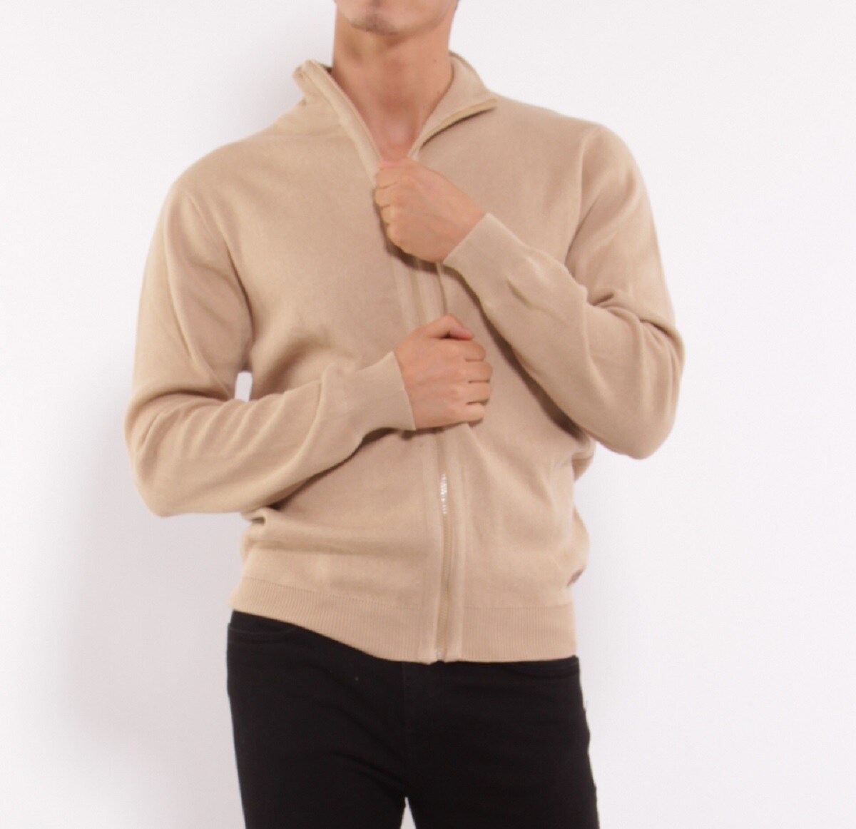 Fine knit cardigan
Modern and practical zip-up high collar
100% cotton: soft and breathable
Elegant and comfortable for everyday wear
Trendy style for any occasion