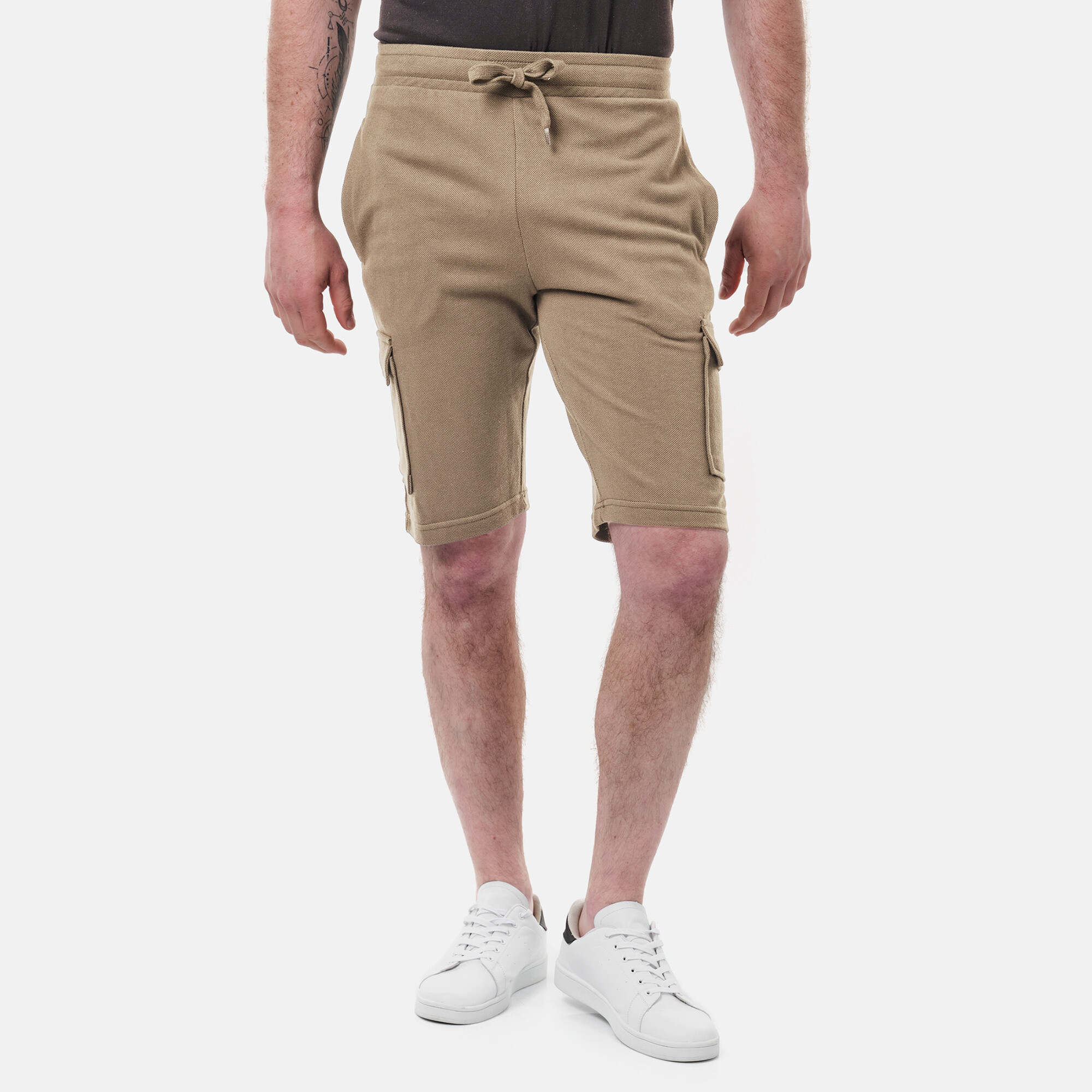 Opt for our piqué fleece cargo bermuda shorts, combining comfort and style. This plain model is perfect for a casual and stylish look. Comfortable and trendy, it is available in true sizes for an optimal fit. Ideal for your daily activities and relaxation moments.