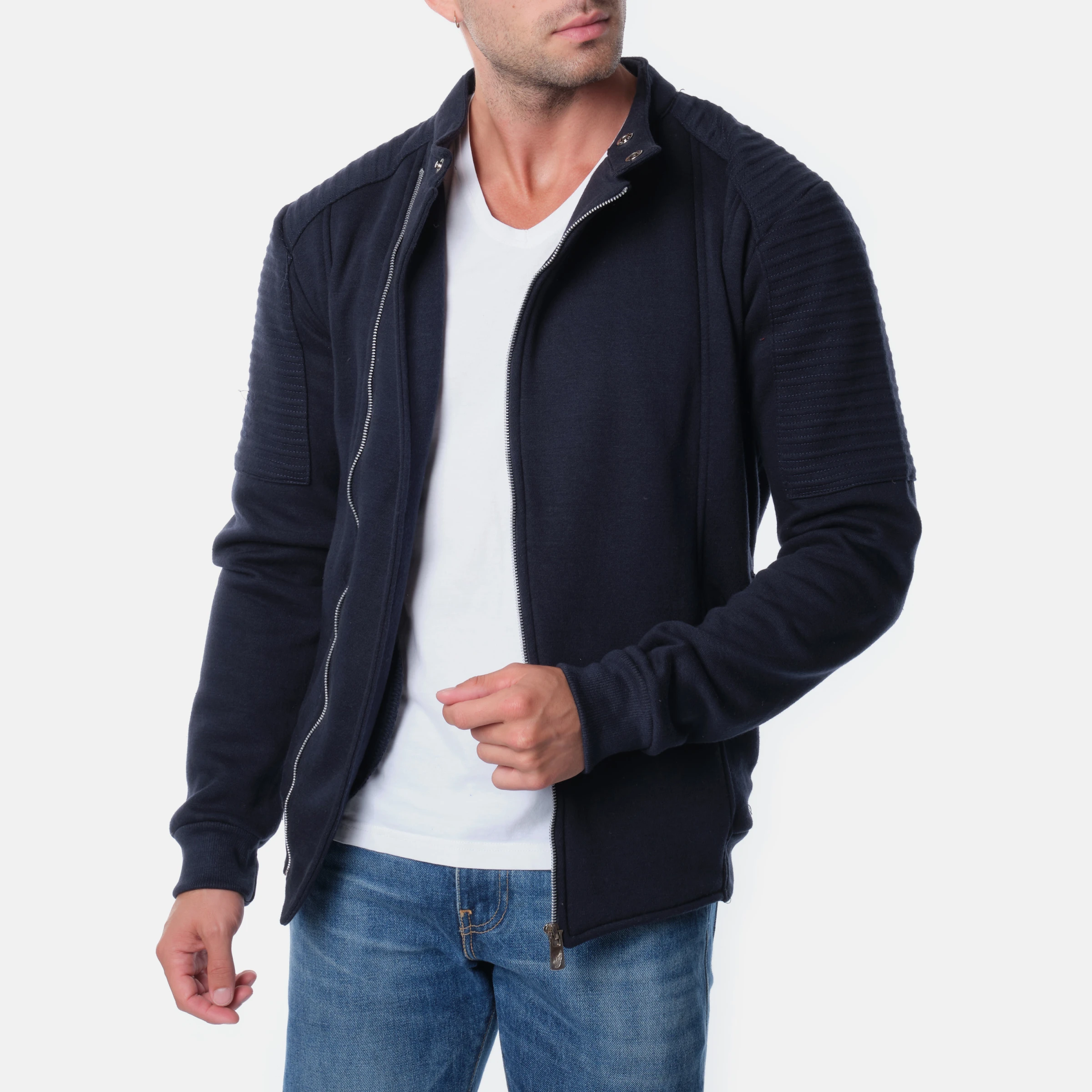 Sweat molleton type perfecto, coupe moderne et tendance
Coloris uni, facile à associer
Fermeture zippée et boutonnée sur le devant
Confectionné en coton et polyester pour un confort optimal
Tissu doux, chaud et agréable à porter
Finitions soignées pour un look à la fois décontracté et élégant