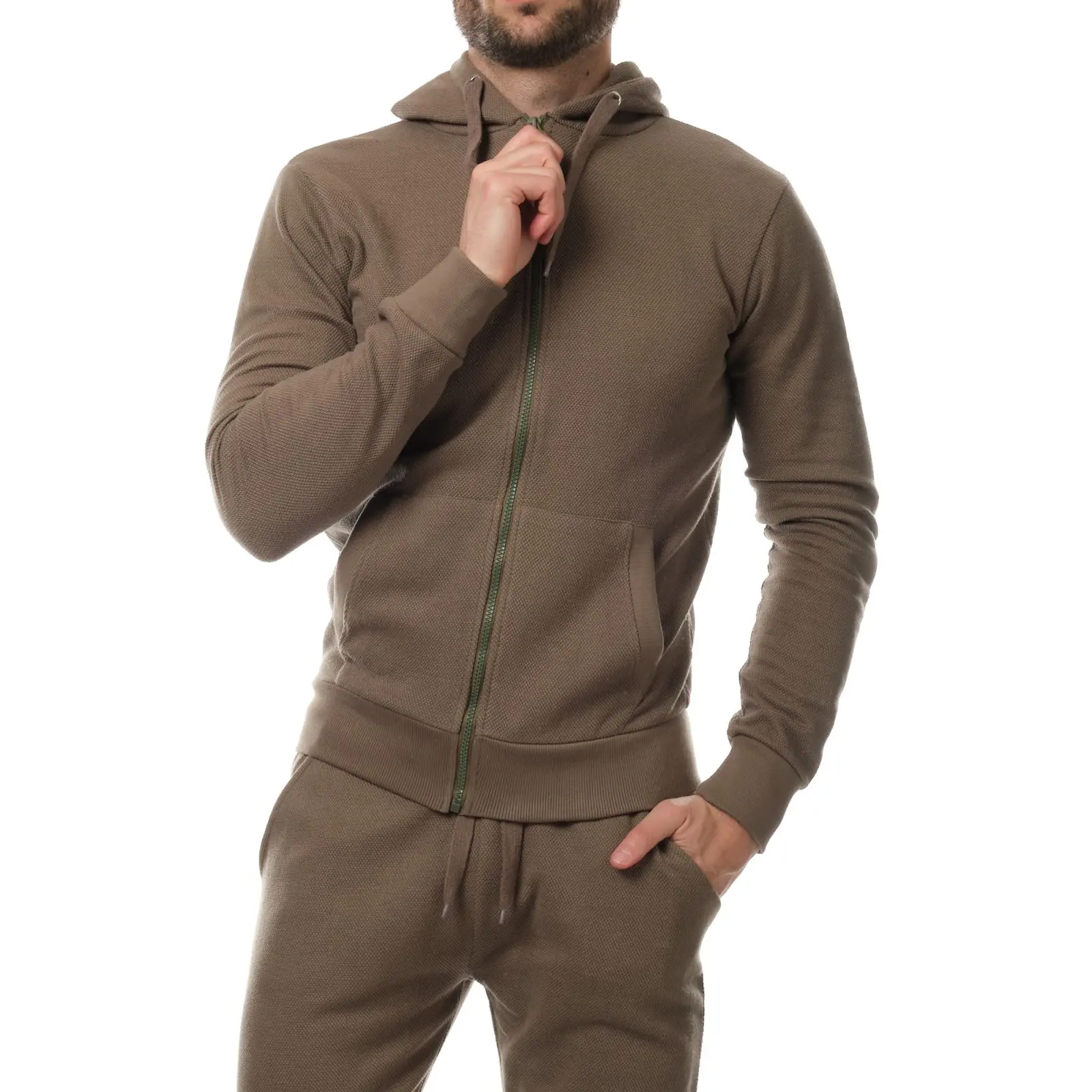 Sweat à capuche homme
Maille piquée : texture moderne et stylée
Fermeture zippée pratique et urbaine
Coton & polyester : confort et résistance
Petit prix pour un look tendance
