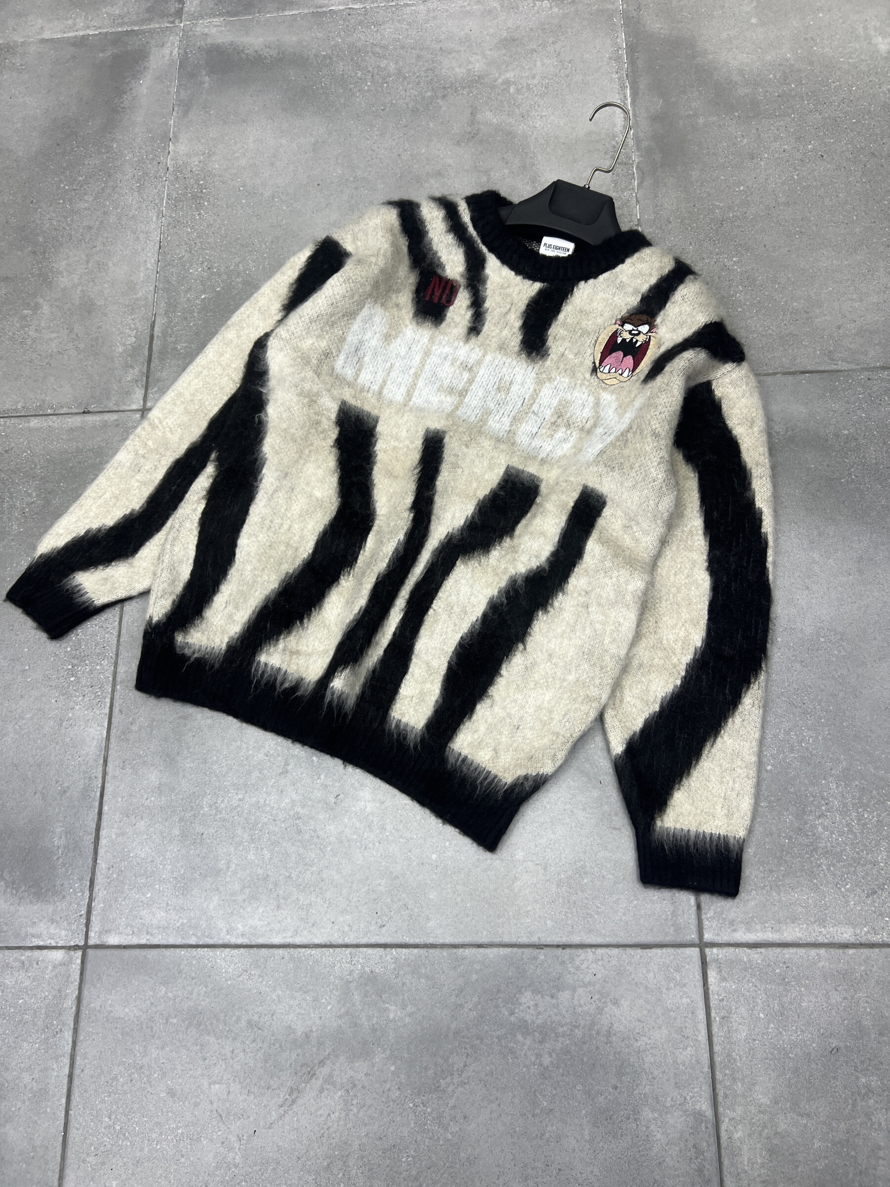 Grossiste Invictus Paris - PULL HOMME EN MOHAIR DOUX AVEC BRODERIE