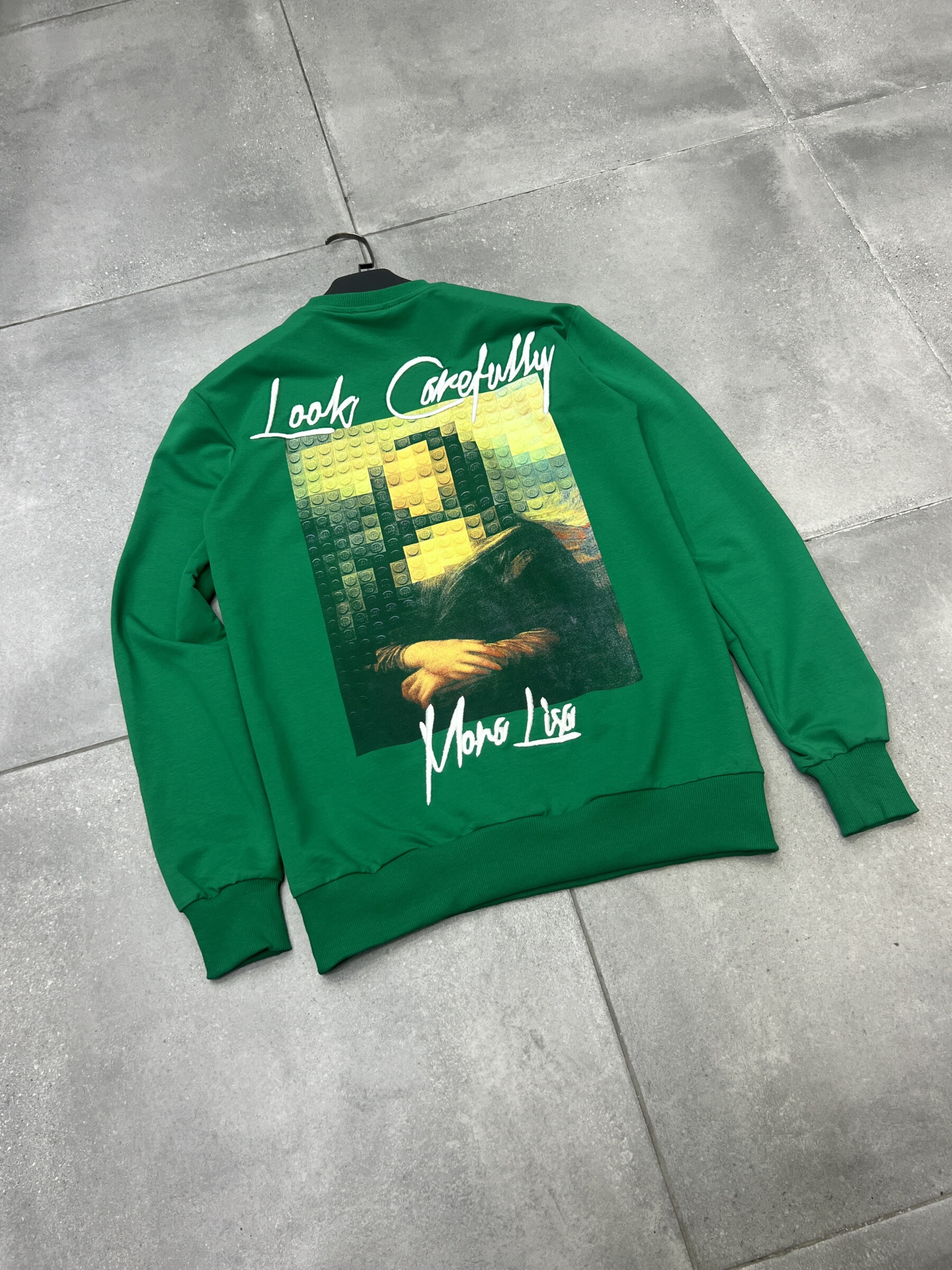 Grossiste Invictus Paris - Crewneck Imprimés Tendance Confort et Style à Petit Prix