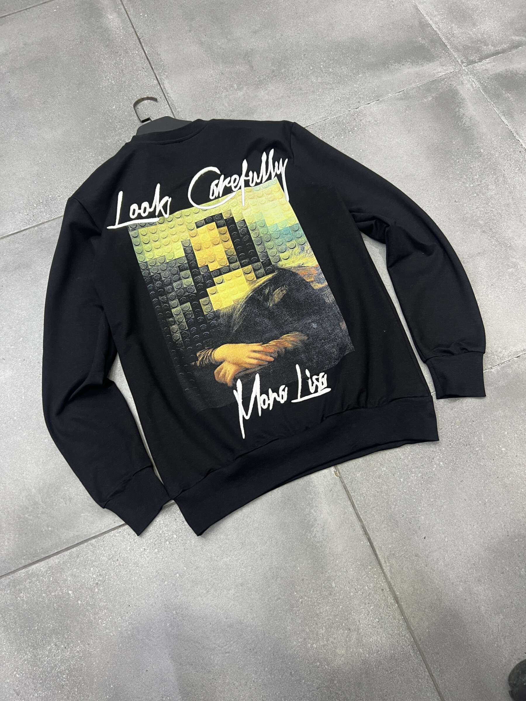 Grossiste Invictus Paris - Crewneck Imprimés Tendance Confort et Style à Petit Prix