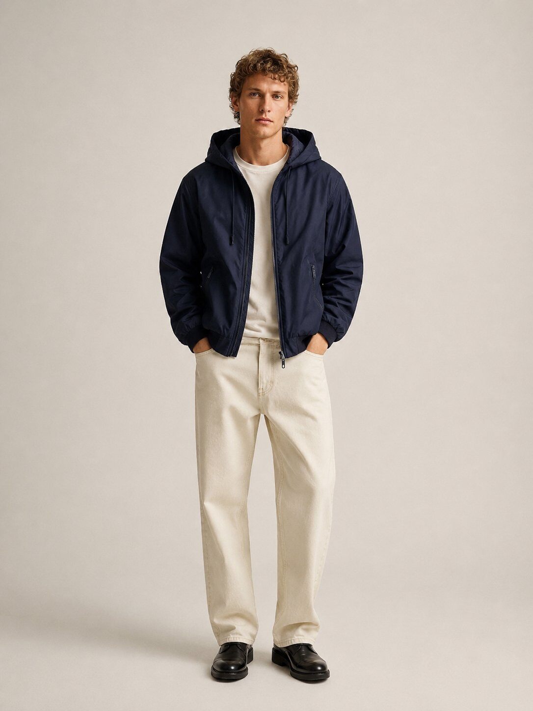 Großhändler KIS₂ - Klassische warme Herrenjacke mit Kapuze, langen Ärmeln, Reißverschluss und Fronttaschen, in verschiedenen Größen erhältlich.