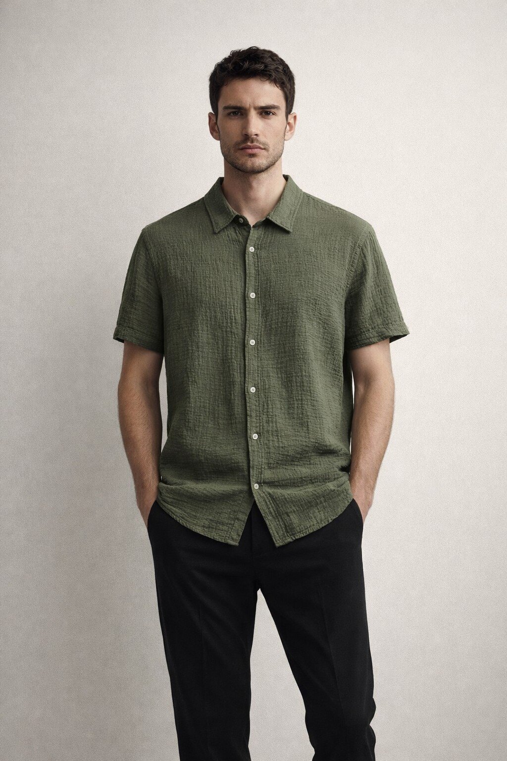 Grossiste KIS₂ - CHEMISE HOMME À MANCHES COURTES AVEC COL COL CONFORTABLE BOUTONS FRONTAUX COULEUR UNIE TAILLE UNIQUE