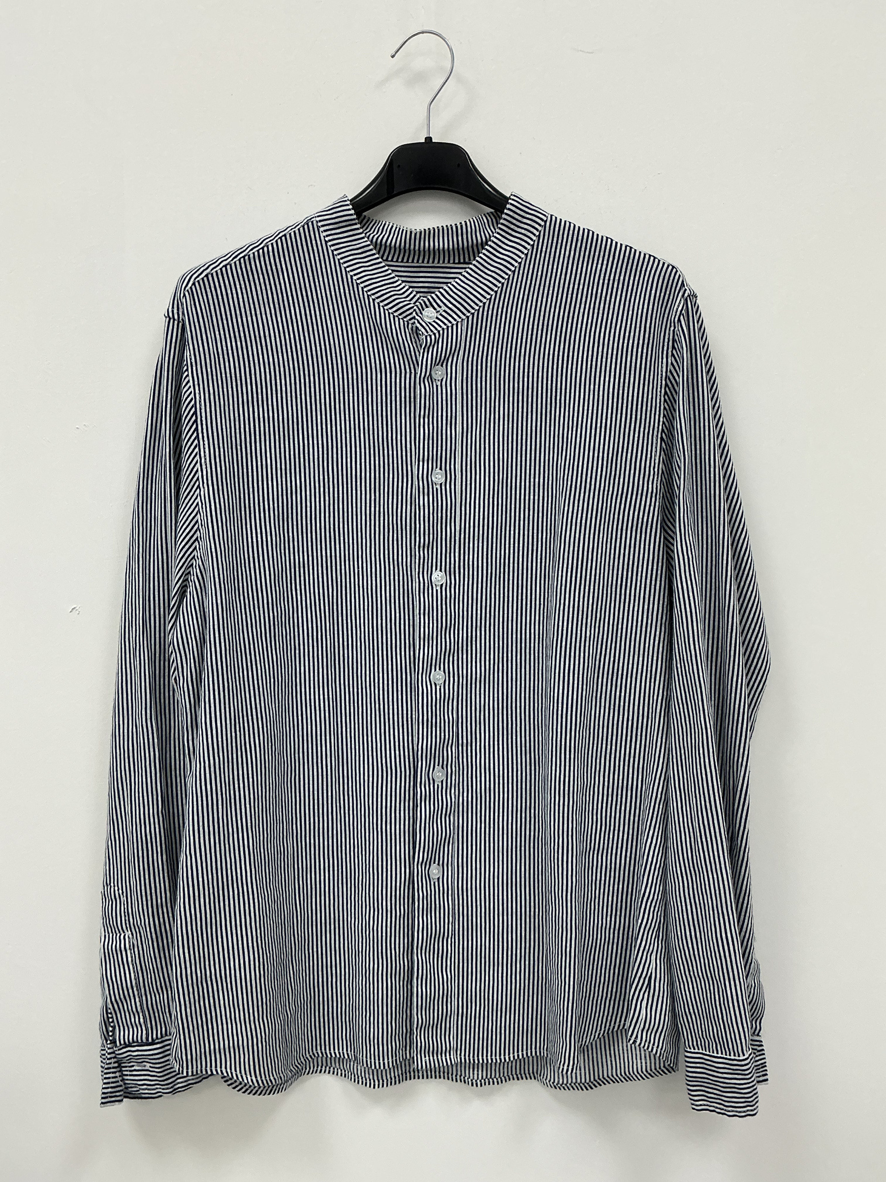 Grossiste KIS₂ - CHEMISE HOMME À RAYURES EN LIN MANCHES LONGUES COL MAO BOUTONS FRONTAUX DISPONIBLE EN PLUSIEURS TAILLES