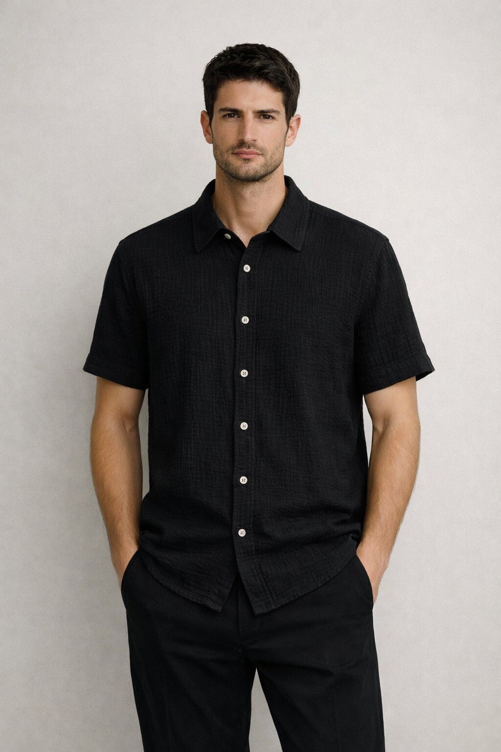 Grossiste KIS₂ - CHEMISE HOMME À MANCHES COURTES AVEC COL CONFORTABLE BOUTONS FRONTAUX COULEUR UNIE TAILLE UNIQUE