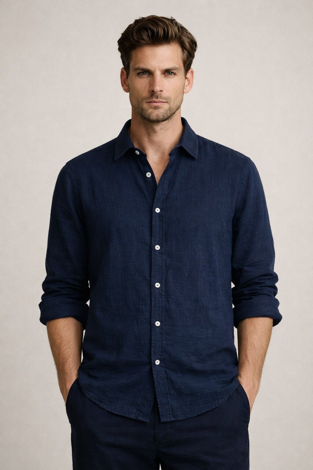 Grossiste KIS₂ - CHEMISE HOMME À MANCHES LONGUES AVEC COL À BOUTONS FRONTAL CONFORTABLE UNIE AVEC TAILLES