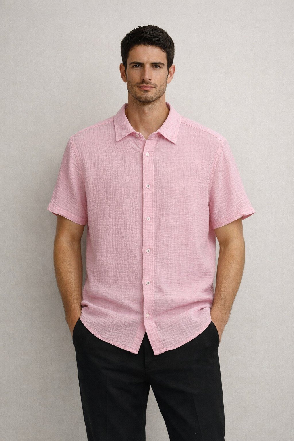Grossiste KIS₂ - CHEMISE HOMME À MANCHES COURTES AVEC COL COL CONFORTABLE BOUTONS FRONTAUX COULEUR UNIE TAILLE UNIQUE