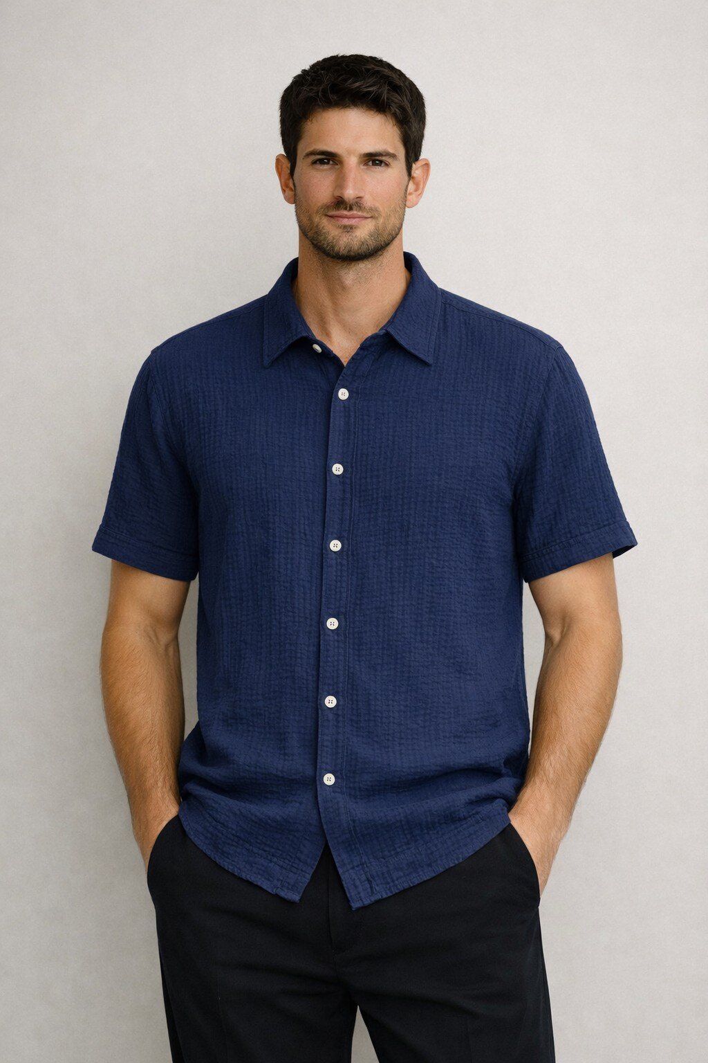 Grossiste KIS₂ - CHEMISE HOMME À MANCHES COURTES AVEC COL COL CONFORTABLE BOUTONS FRONTAUX COULEUR UNIE TAILLE UNIQUE