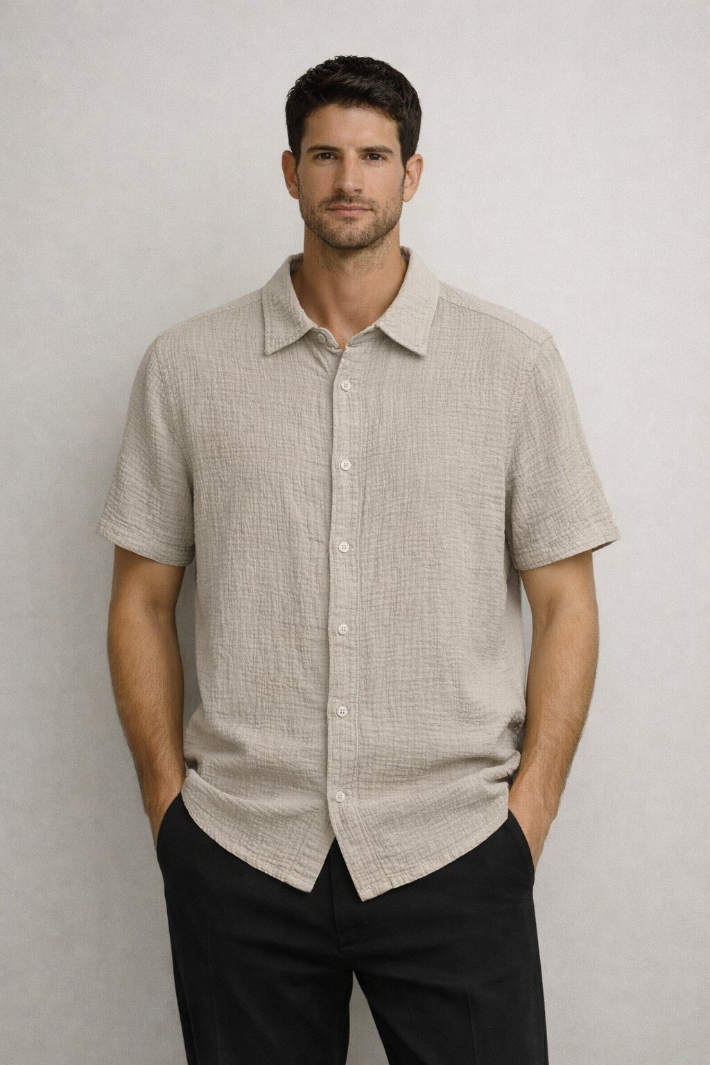 Grossiste KIS₂ - CHEMISE HOMME MANCHES COURTES AVEC COL COL CONFORTABLE BOUTONS FRONTAUX COULEUR UNIE TAILLE UNIQUE