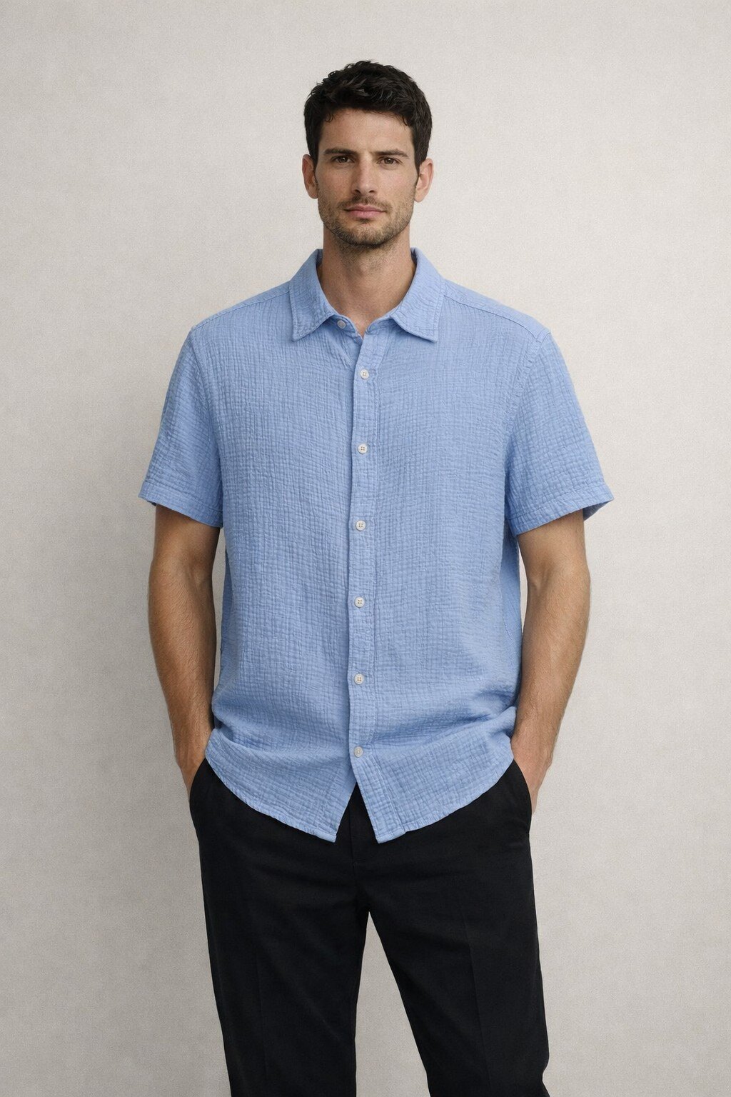 Grossiste KIS₂ - CHEMISE HOMME MANCHES COURTES AVEC COL CONFORTABLE BOUTONS FRONTAUX COULEUR UNIE TAILLE UNIQUE