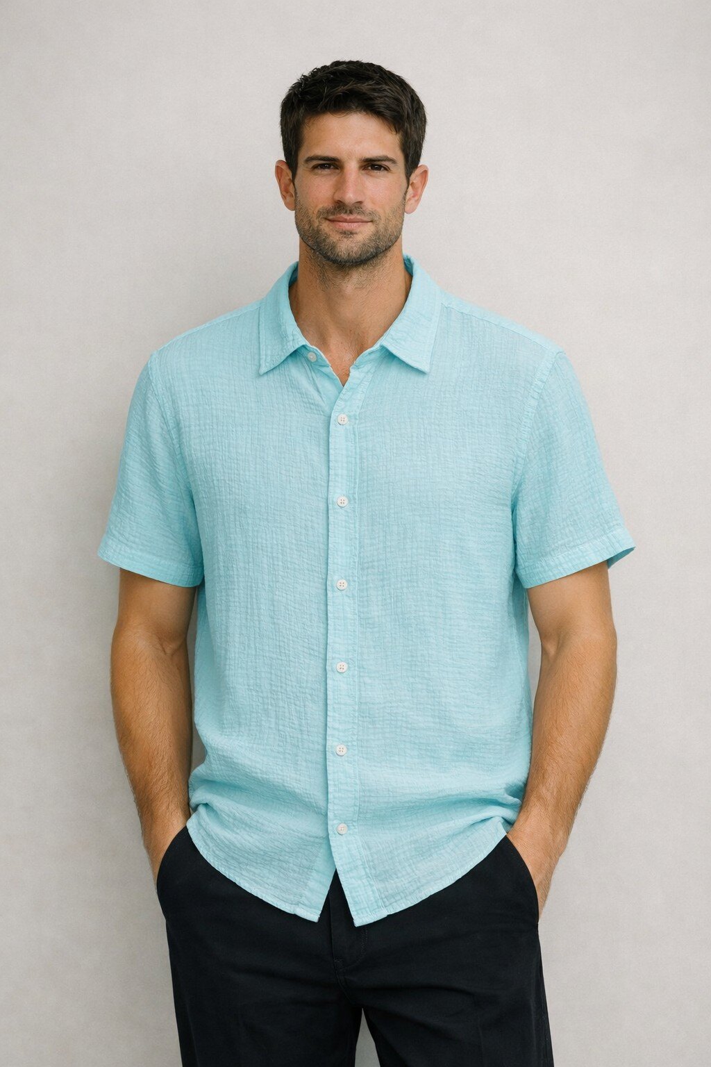 Grossiste KIS₂ - CHEMISE HOMME À MANCHES COURTES AVEC COL CONFORTABLE BOUTONS FRONTAUX COULEUR UNIE TAILLE UNIQUE