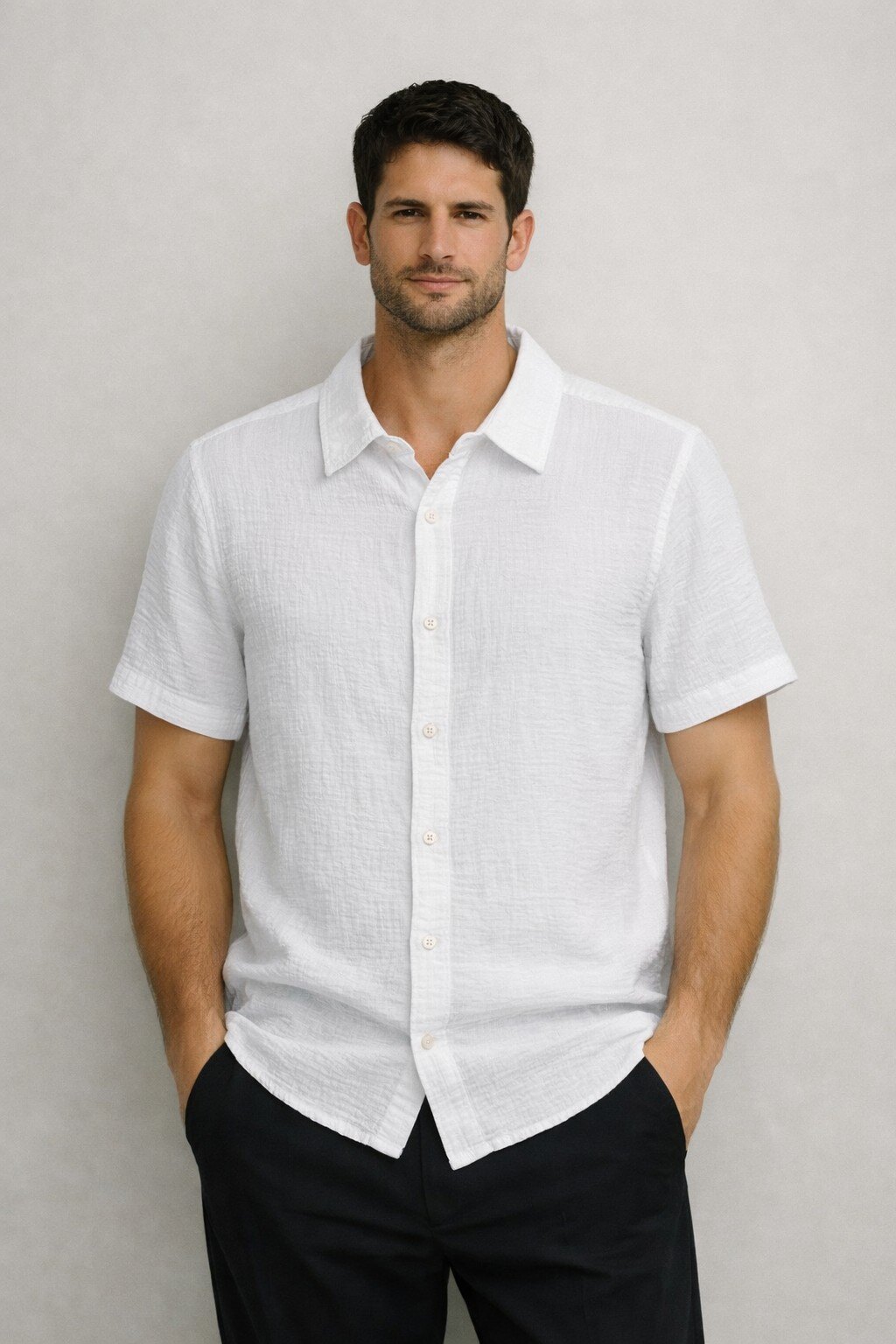 Grossiste KIS₂ - CHEMISE HOMME À MANCHES COURTES AVEC COL COL CONFORTABLE BOUTONS FRONTAUX COULEUR UNIE TAILLE UNIQUE