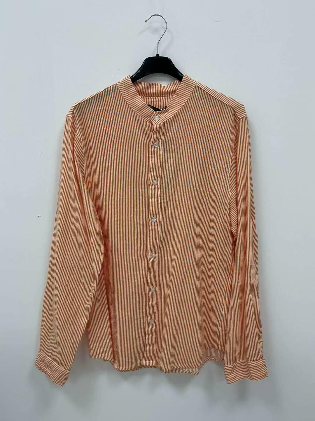 Grossiste KIS₂ - CHEMISE HOMME À RAYURES AVEC COL COL MAO MANCHES LONGUES BOUTONS FRONTAUX CONFORTABLE DISPONIBLE EN DIFFÉRENTES TAILLES