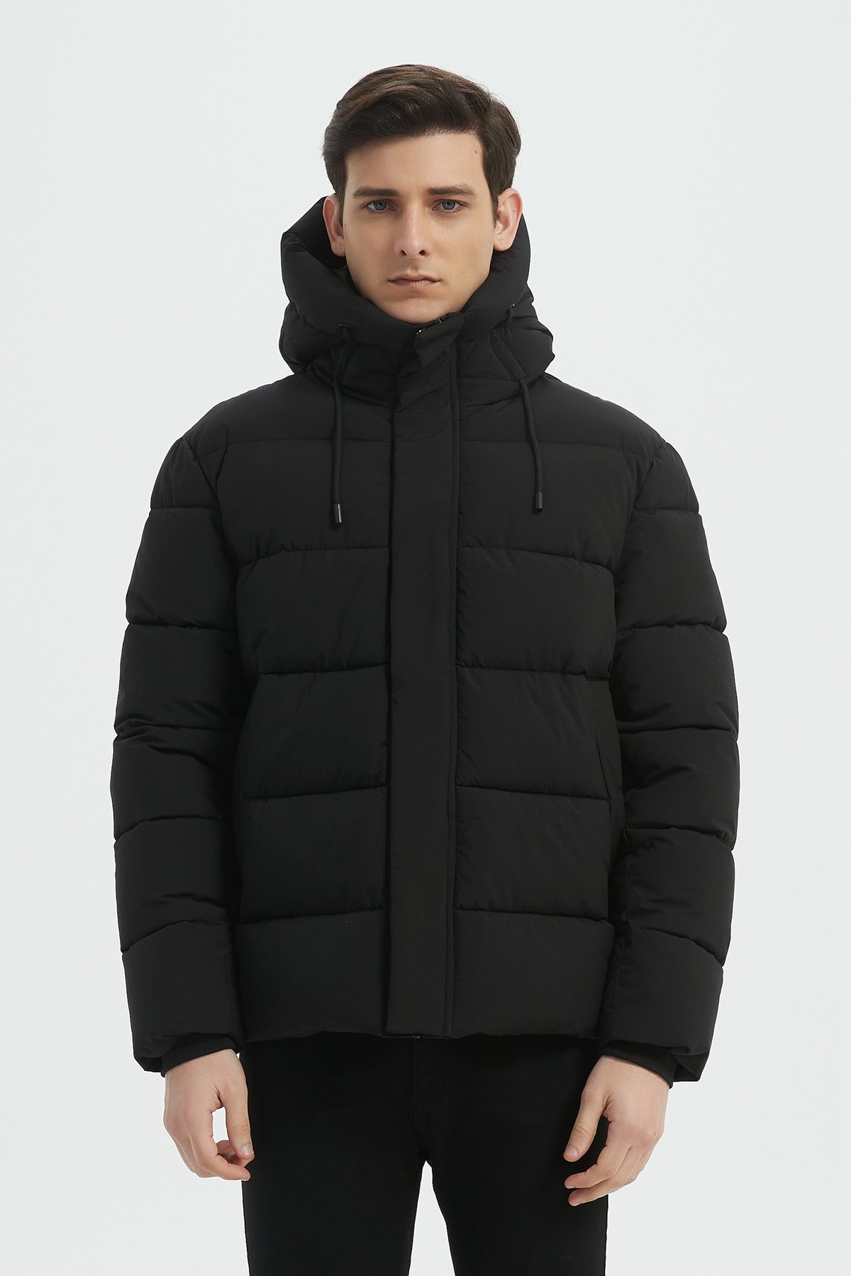 Grossiste KYMAXX - Doudoune matelassée homme à capuche,  au style épuré et fonctionnel.