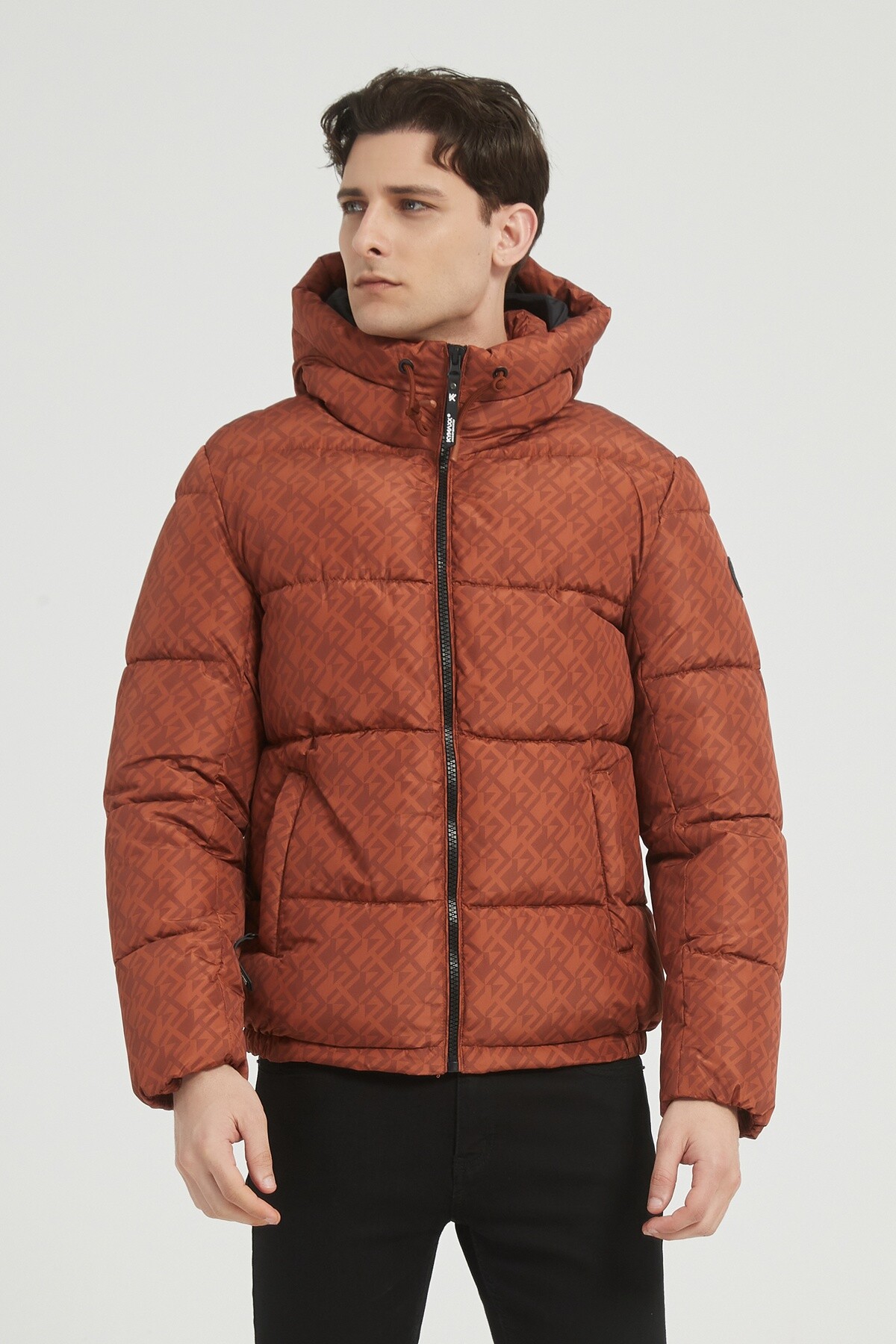 Grossiste KYMAXX - Doudoune matelassée à capuche avec rembourrage isolant et imprimé monogramme all-over "KX"