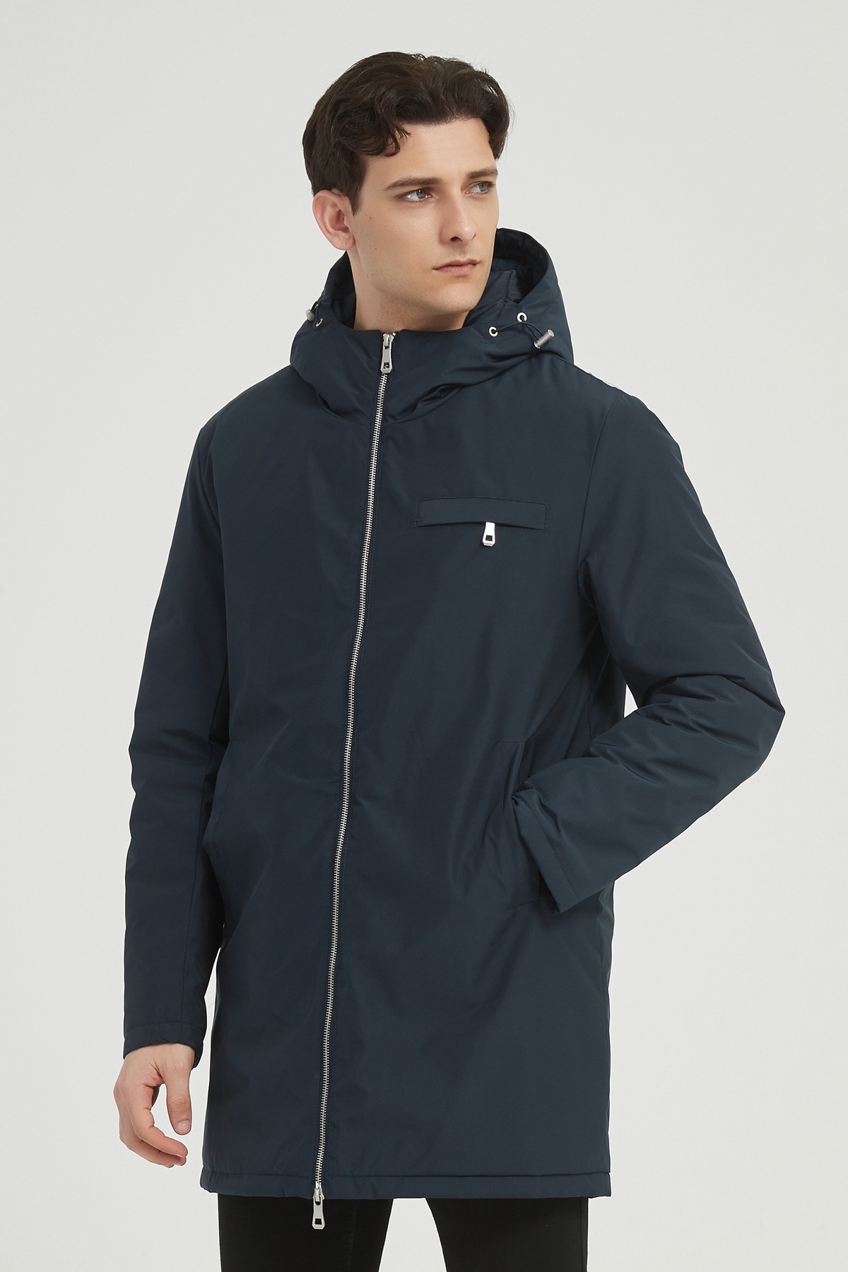 Grossiste KYMAXX - Doudoune matelassée homme à capuche,  au style épuré et fonctionnel.