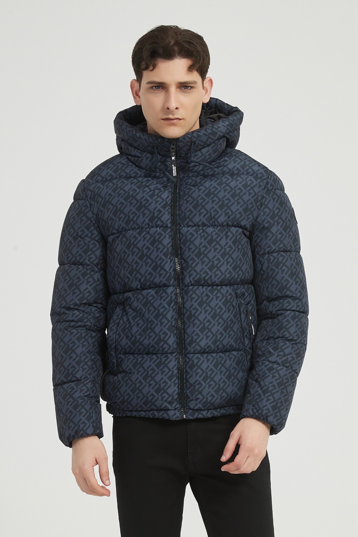 Grossiste KYMAXX - Doudoune matelassée à capuche avec rembourrage isolant et imprimé monogramme all-over "KX"