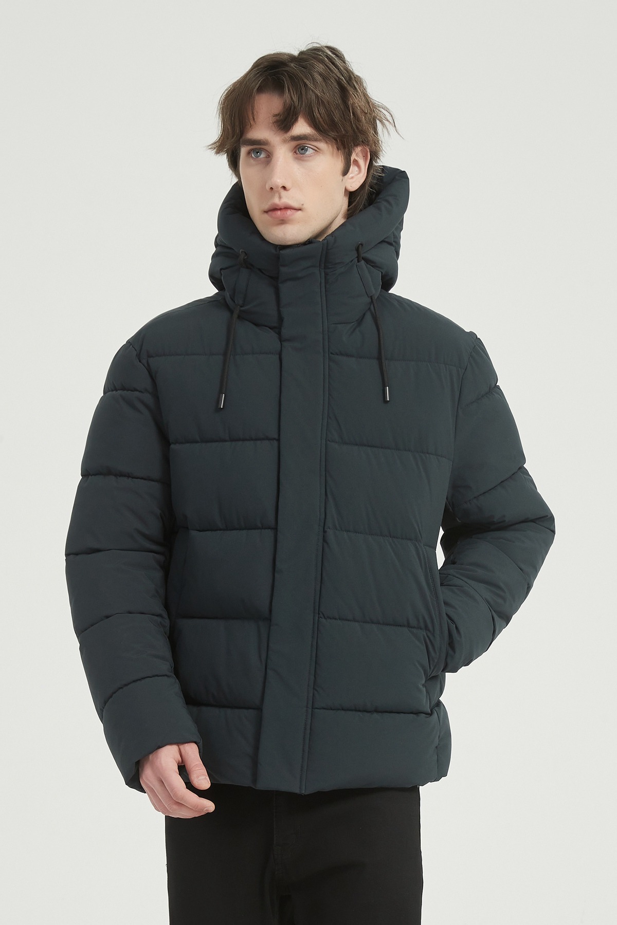 Grossiste KYMAXX - Doudoune matelassée homme à capuche,  au style épuré et fonctionnel.