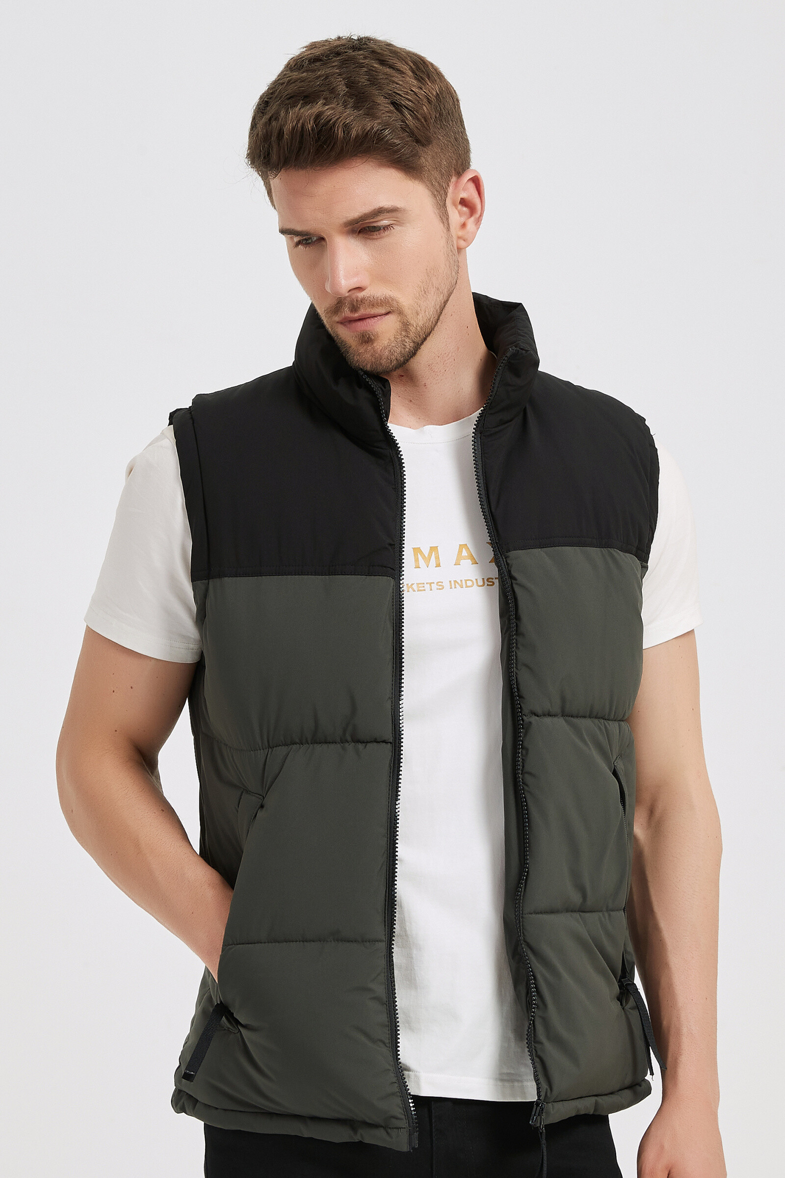 Wholesaler KYMAXX - Sleeveless down jacket. Cutting adjusted to the waist.