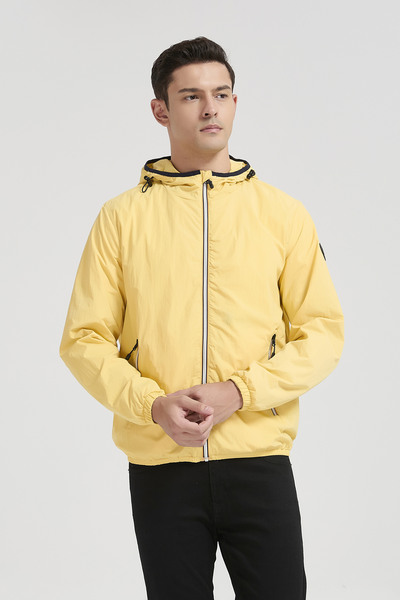 Großhändler KYMAXX - Herren-Windjacke aus einem leichten und strapazierfähigen Stoff Großhändler KYMAXX - Herren-Windjacke aus einem leichten und strapazierfähigen Stoff