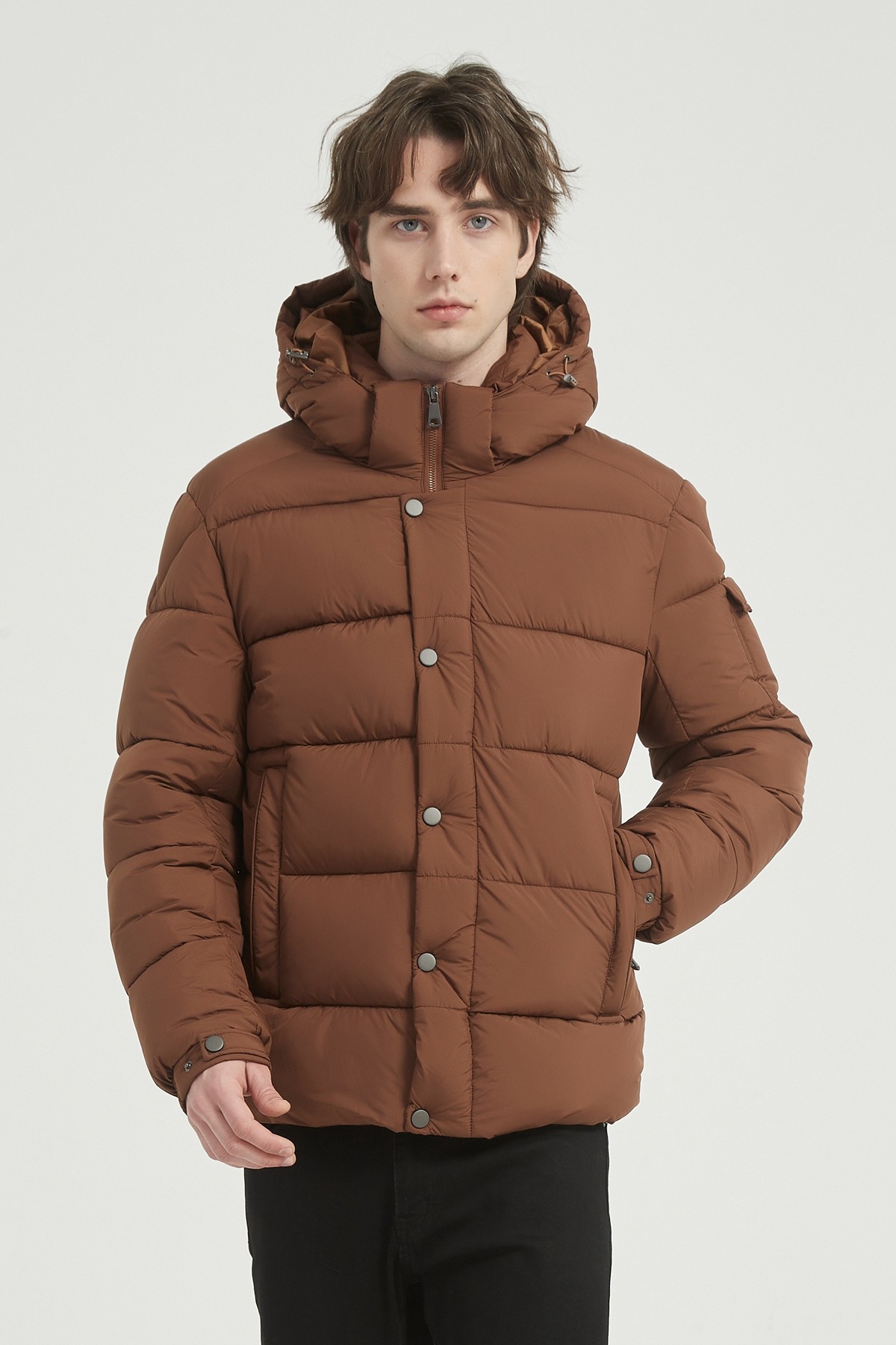 Grossista KYMAXX - Giacca trapuntata con cappuccio da uomo, progettata per affrontare l'inverno con stile urbano.
