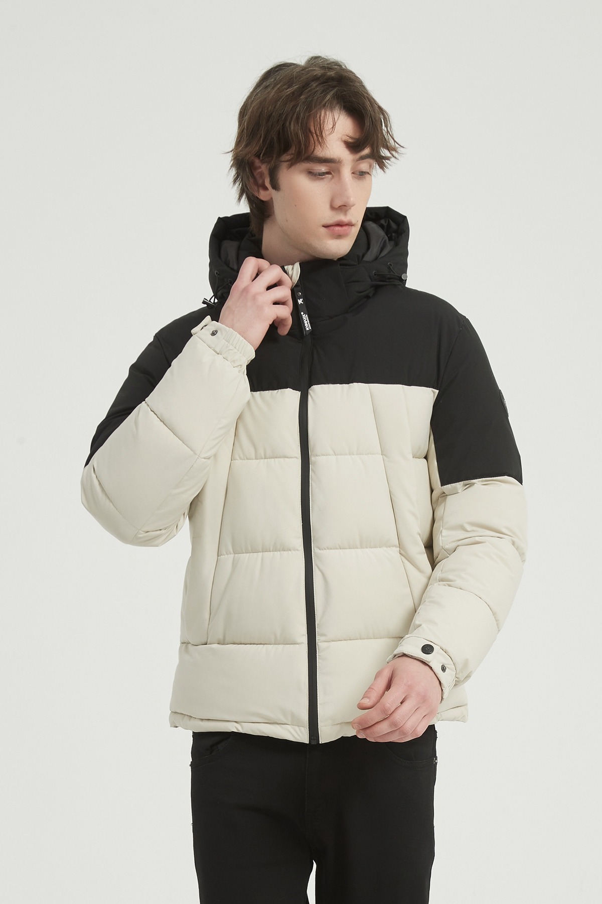 Grossiste KYMAXX - Doudoune matelassée à capuche avec surpiqûres en losange et doublure intérieure effet sherpa