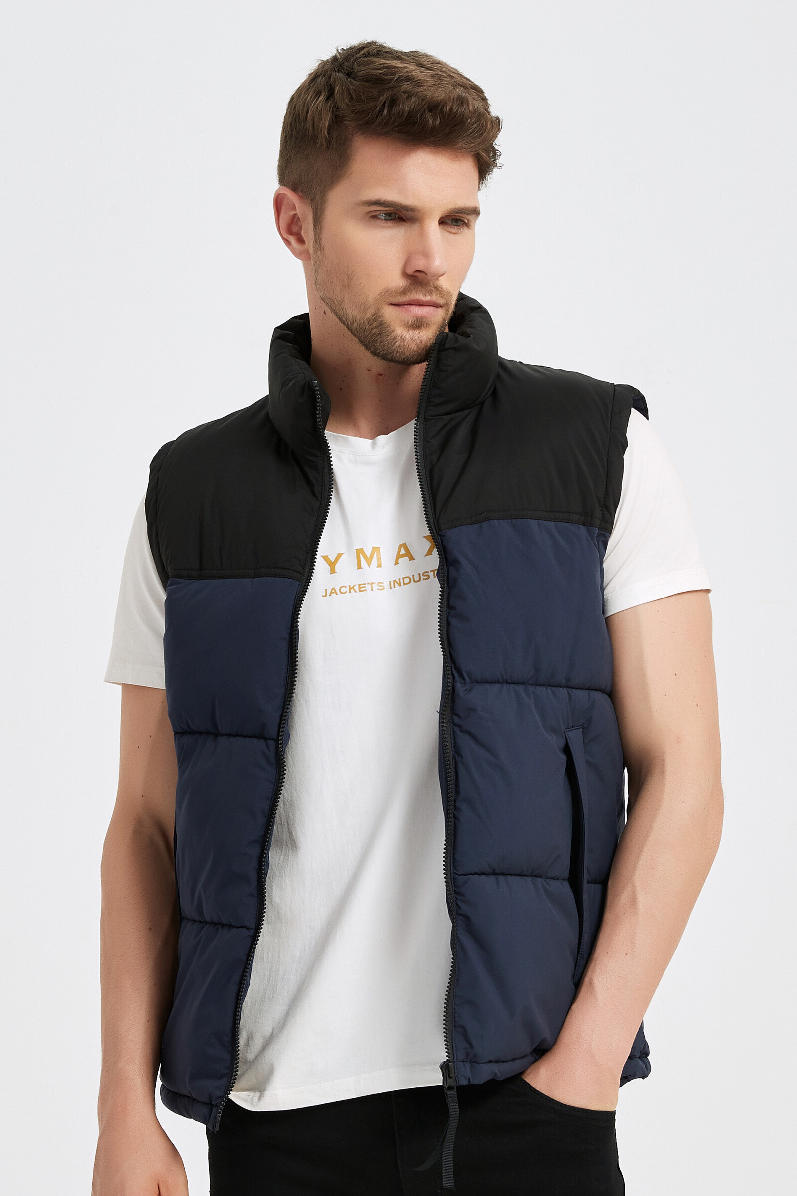 Wholesaler KYMAXX - Sleeveless down jacket. Cutting adjusted to the waist.