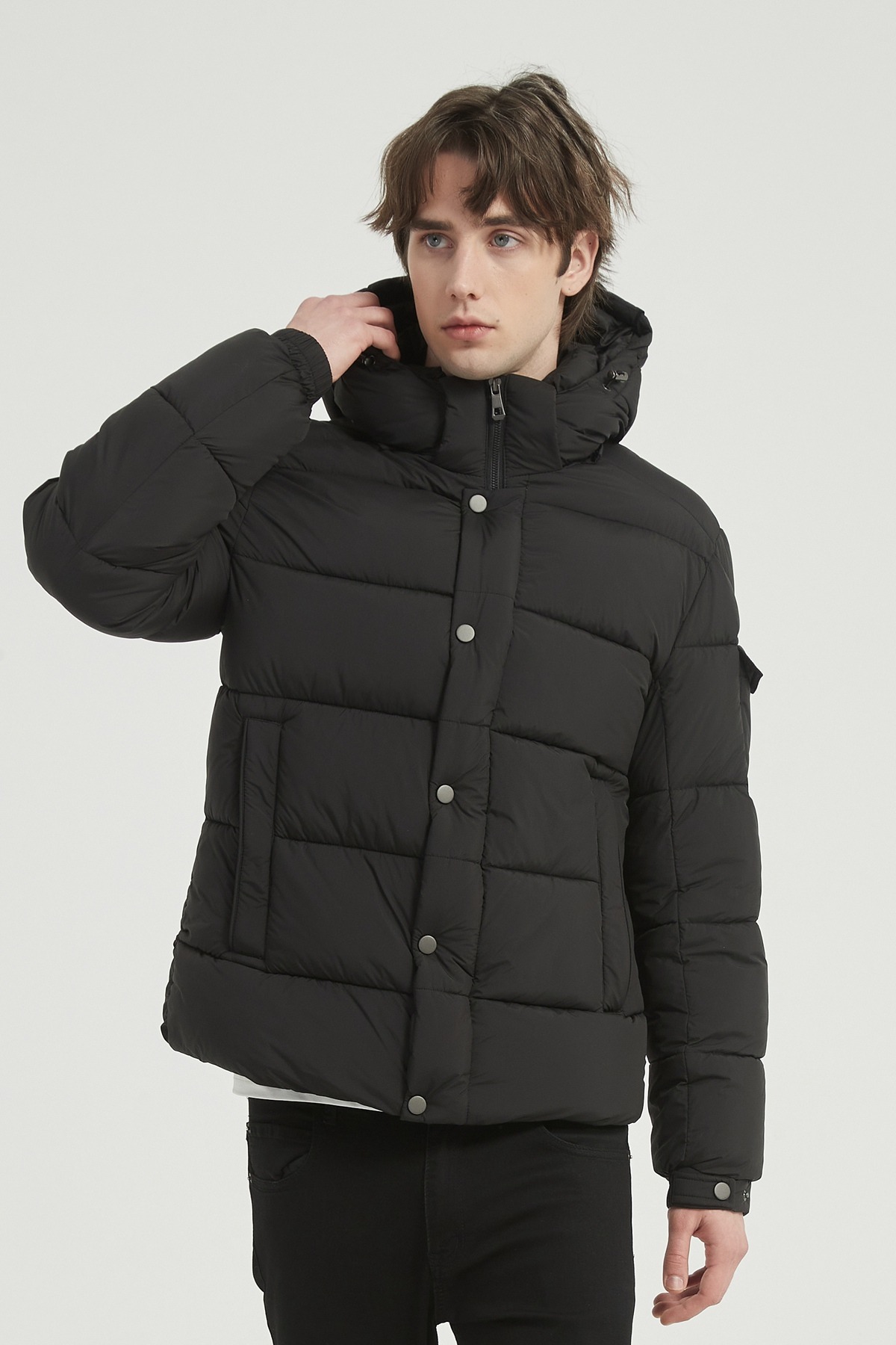 Grossiste KYMAXX - Doudoune matelassée homme à capuche, pensée pour affronter l’hiver avec style urbain.