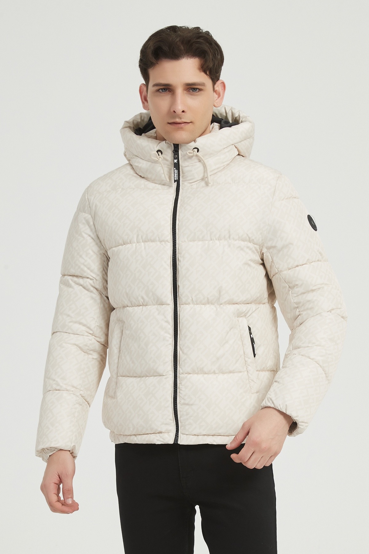 Grossiste KYMAXX - Doudoune matelassée à capuche avec rembourrage isolant et imprimé monogramme all-over "KX"