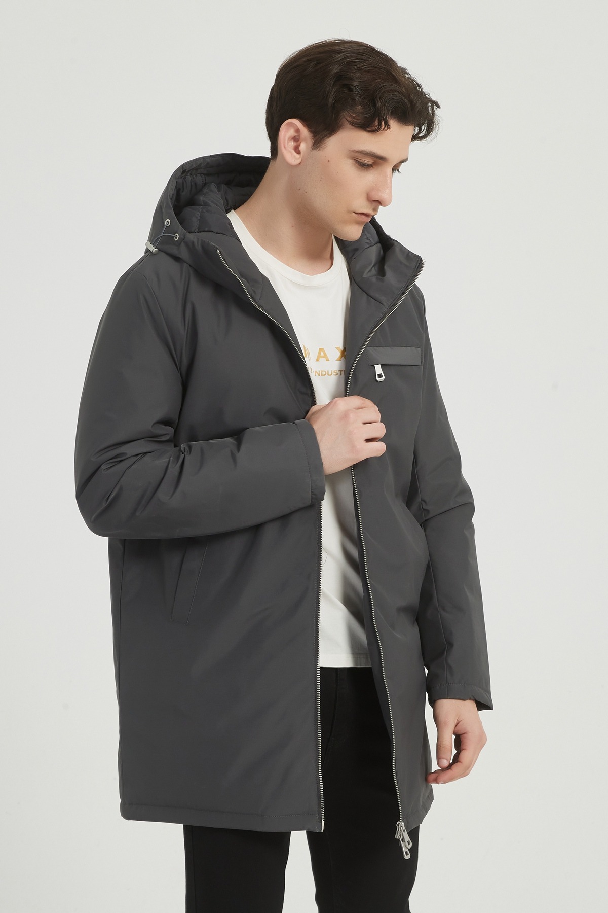 Grossiste KYMAXX - Doudoune matelassée homme à capuche,  au style épuré et fonctionnel.
