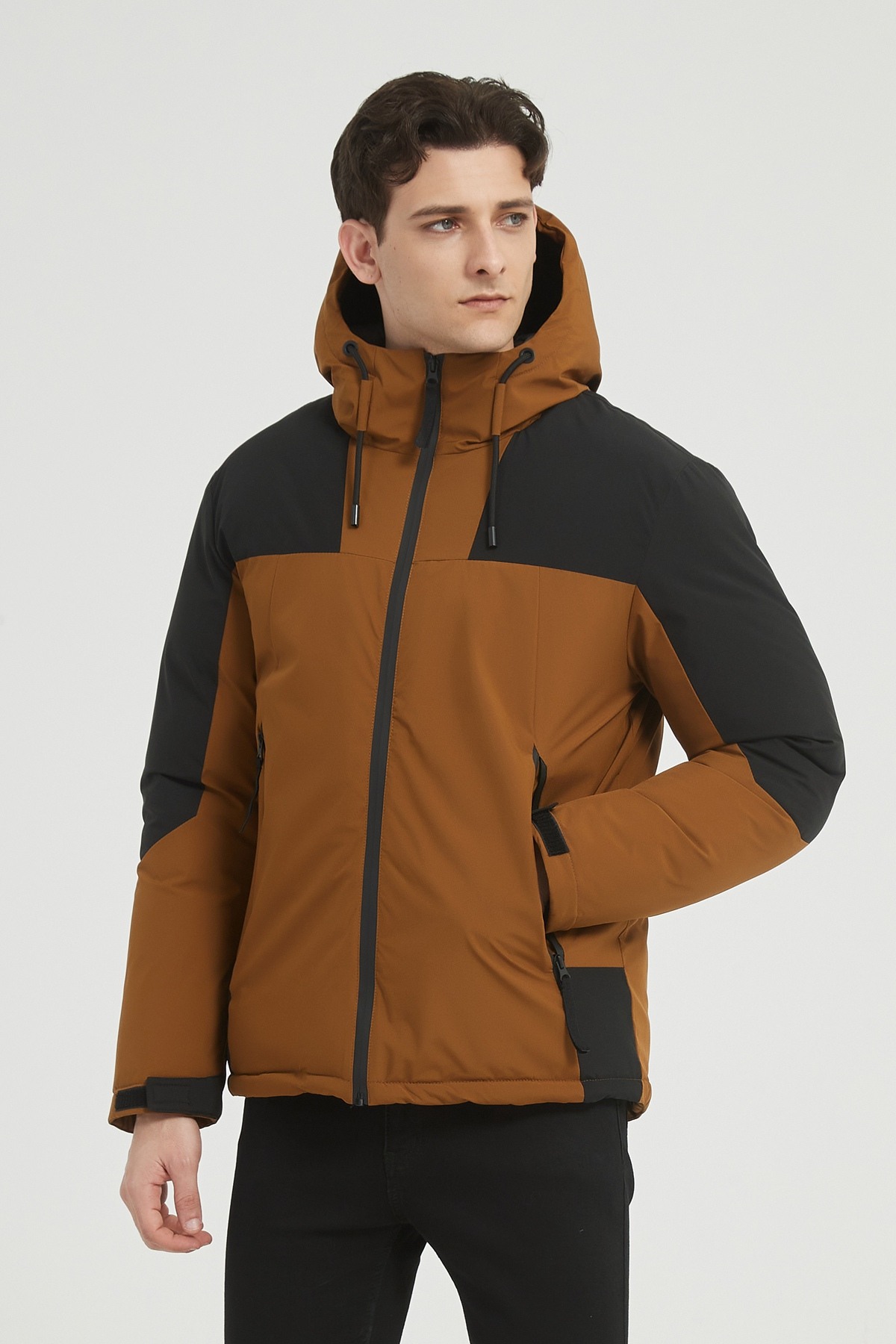 Grossista KYMAXX - Piumino uomo bicolore, dal look sportivo e moderno.