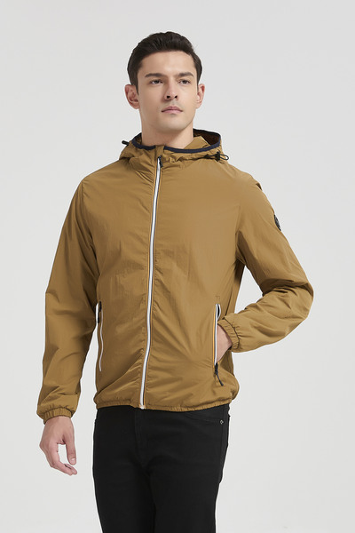 Großhändler KYMAXX - Herren-Windjacke aus leichtem und strapazierfähigem Stoff gefertigt Großhändler KYMAXX - Herren-Windjacke aus leichtem und strapazierfähigem Stoff gefertigt