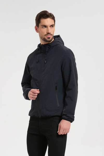 Großhändler KYMAXX - Leichte und kompakte einfarbige Übergangsjacke Großhändler KYMAXX - Leichte und kompakte einfarbige Übergangsjacke