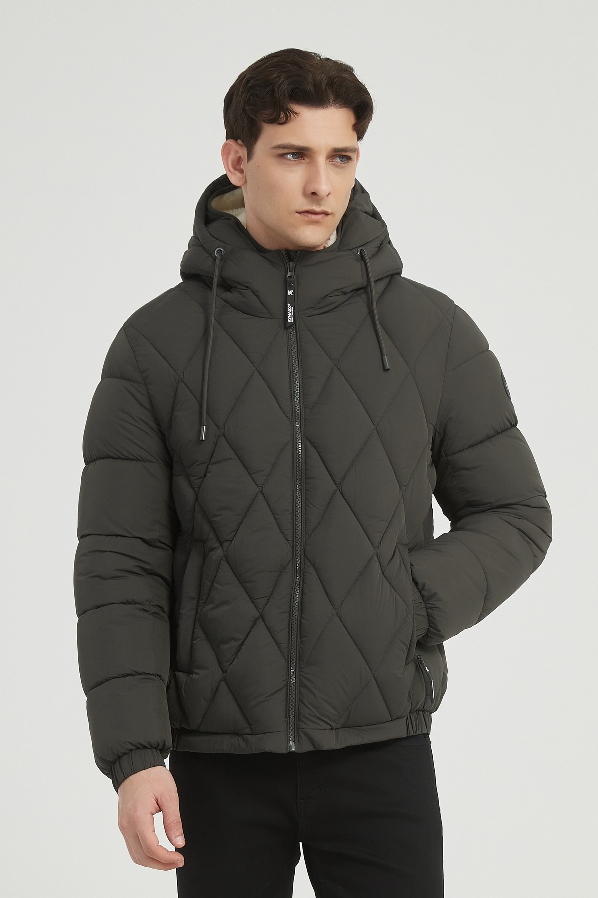 Grossiste KYMAXX - Doudoune matelassée à capuche avec surpiqûres en losange et doublure intérieure effet sherpa
