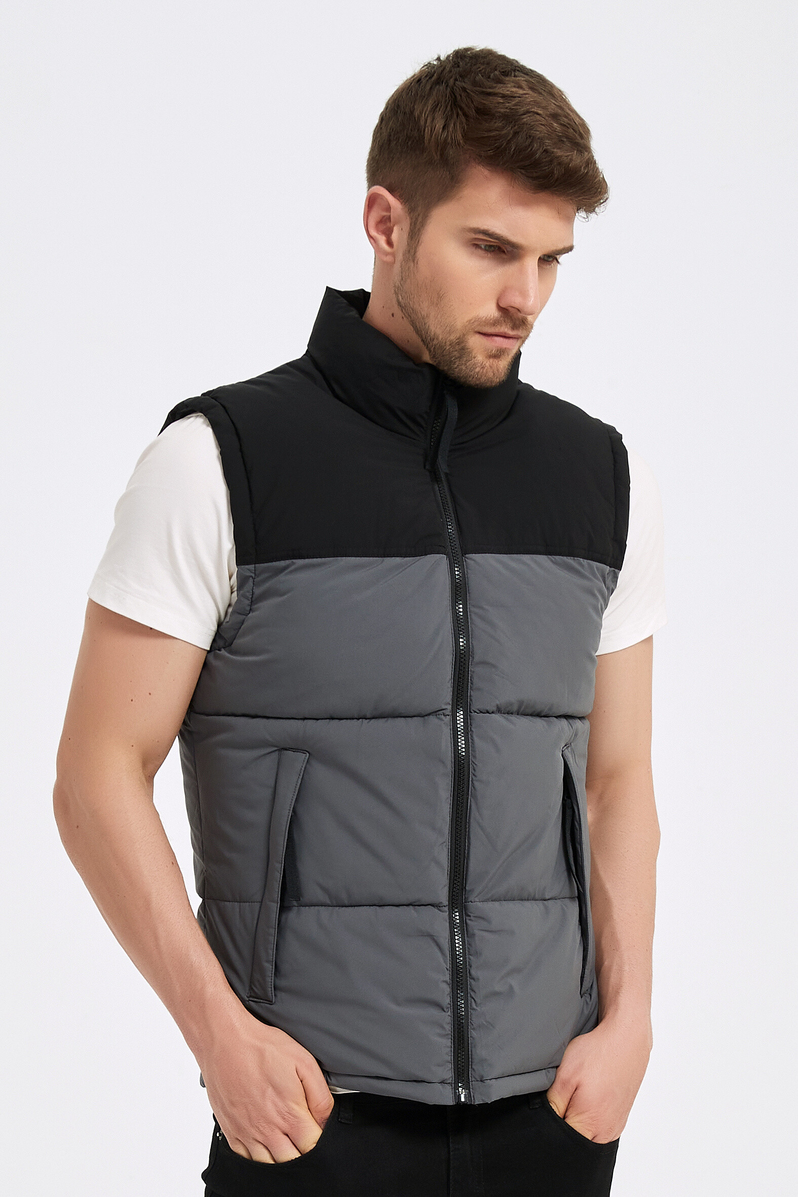 Wholesaler KYMAXX - Sleeveless down jacket. Cutting adjusted to the waist.
