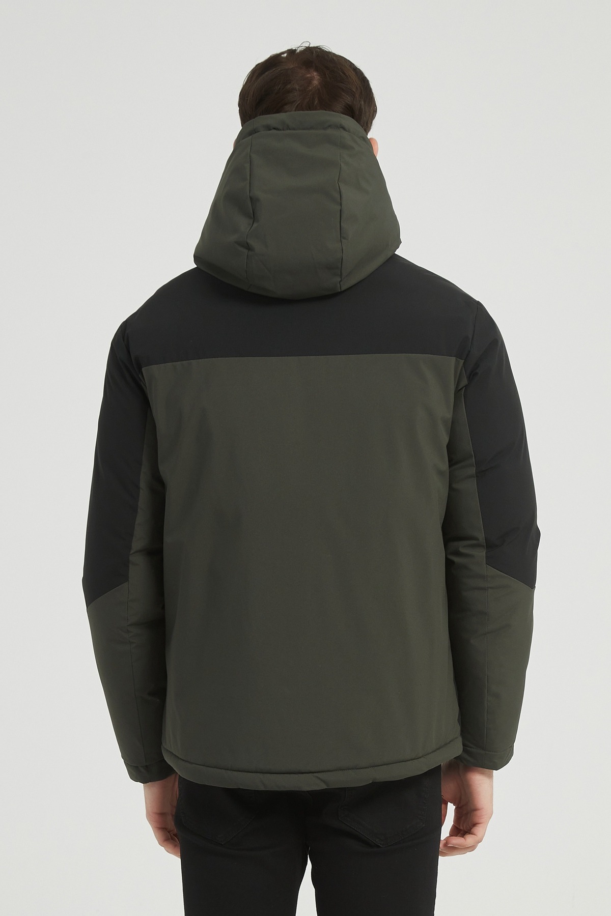 Grossiste KYMAXX - Doudoune homme bicolore, au look sportif et moderne.