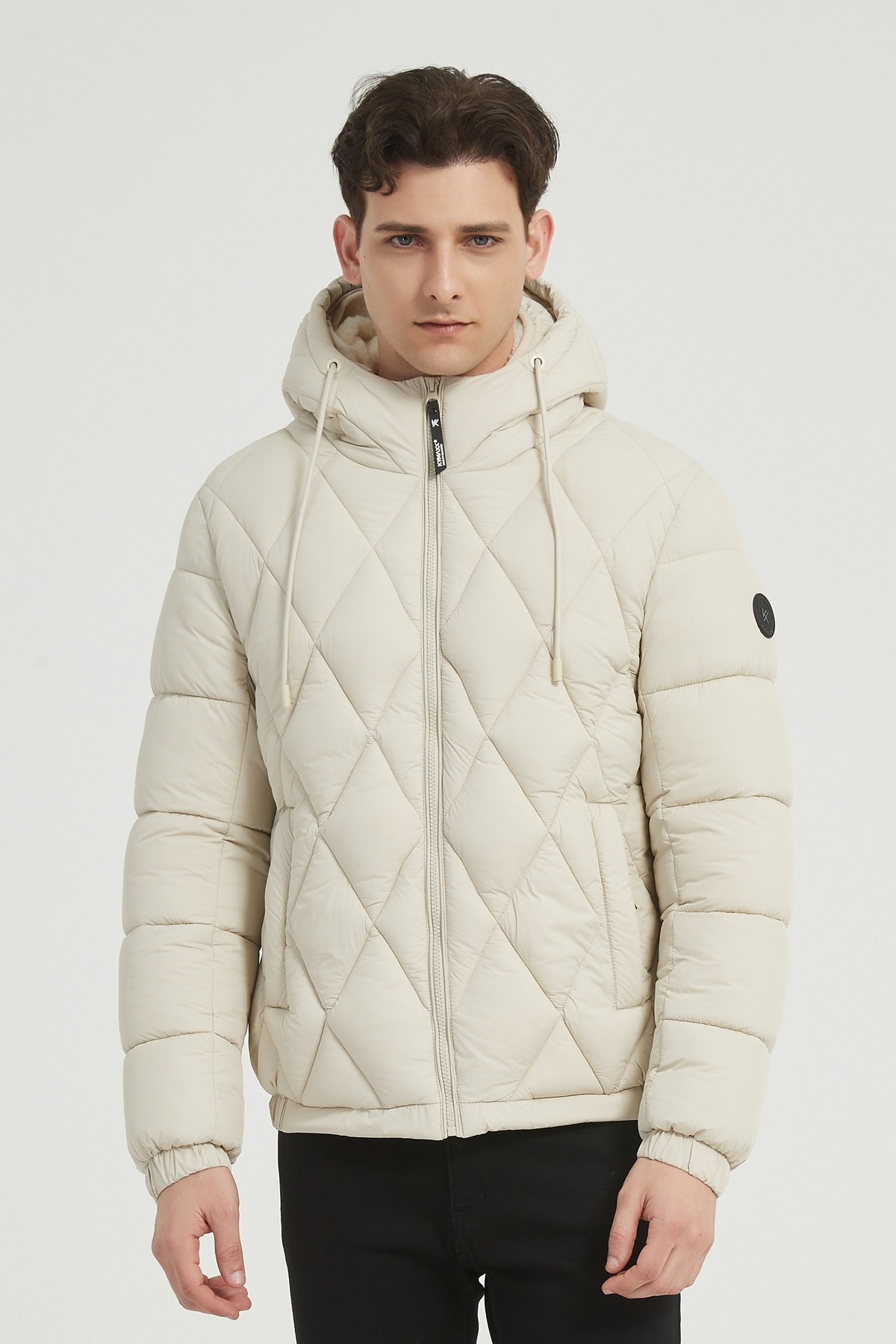 Grossiste KYMAXX - Doudoune matelassée à capuche avec surpiqûres en losange et doublure intérieure effet sherpa