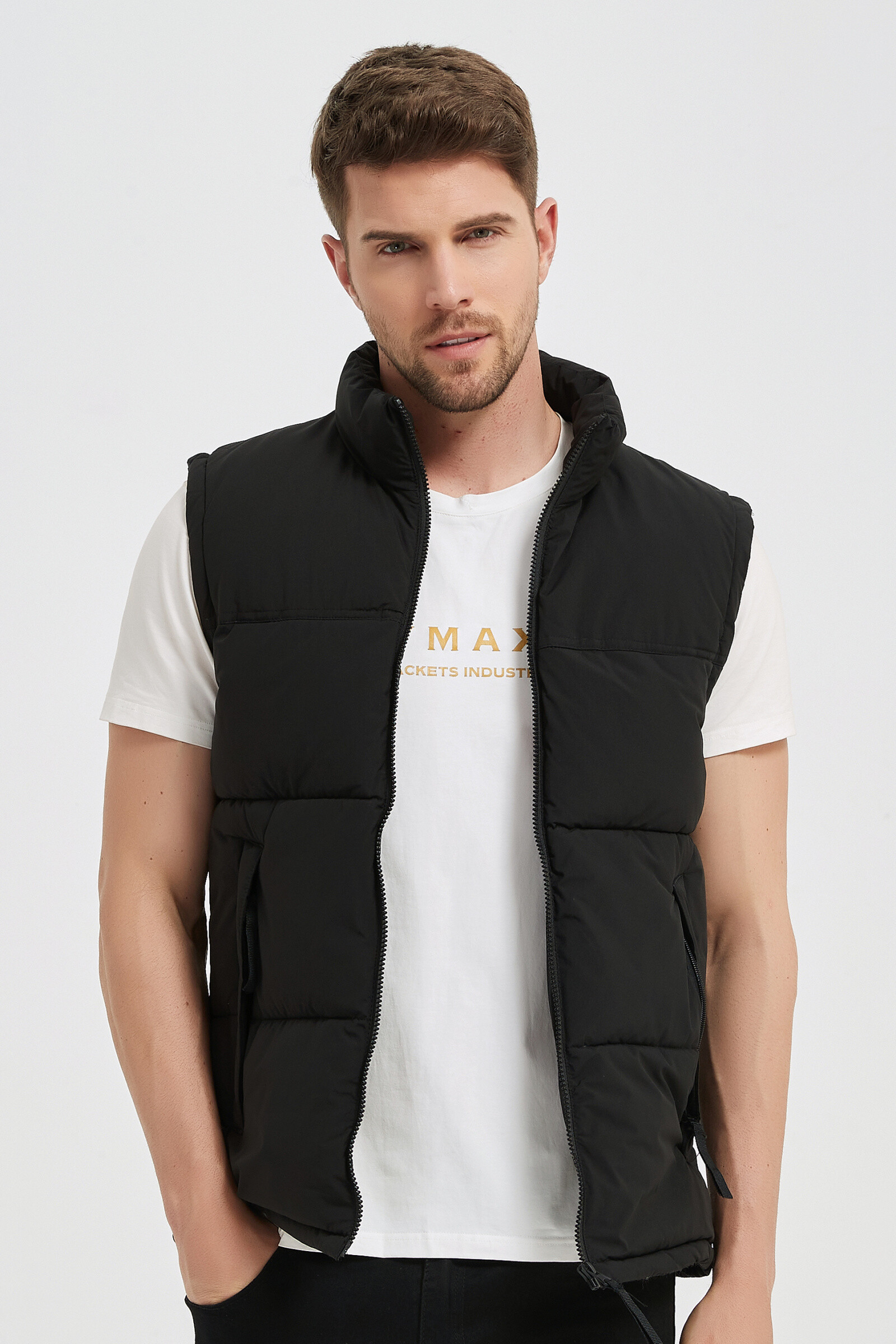 Wholesaler KYMAXX - Sleeveless down jacket. Cutting adjusted to the waist.
